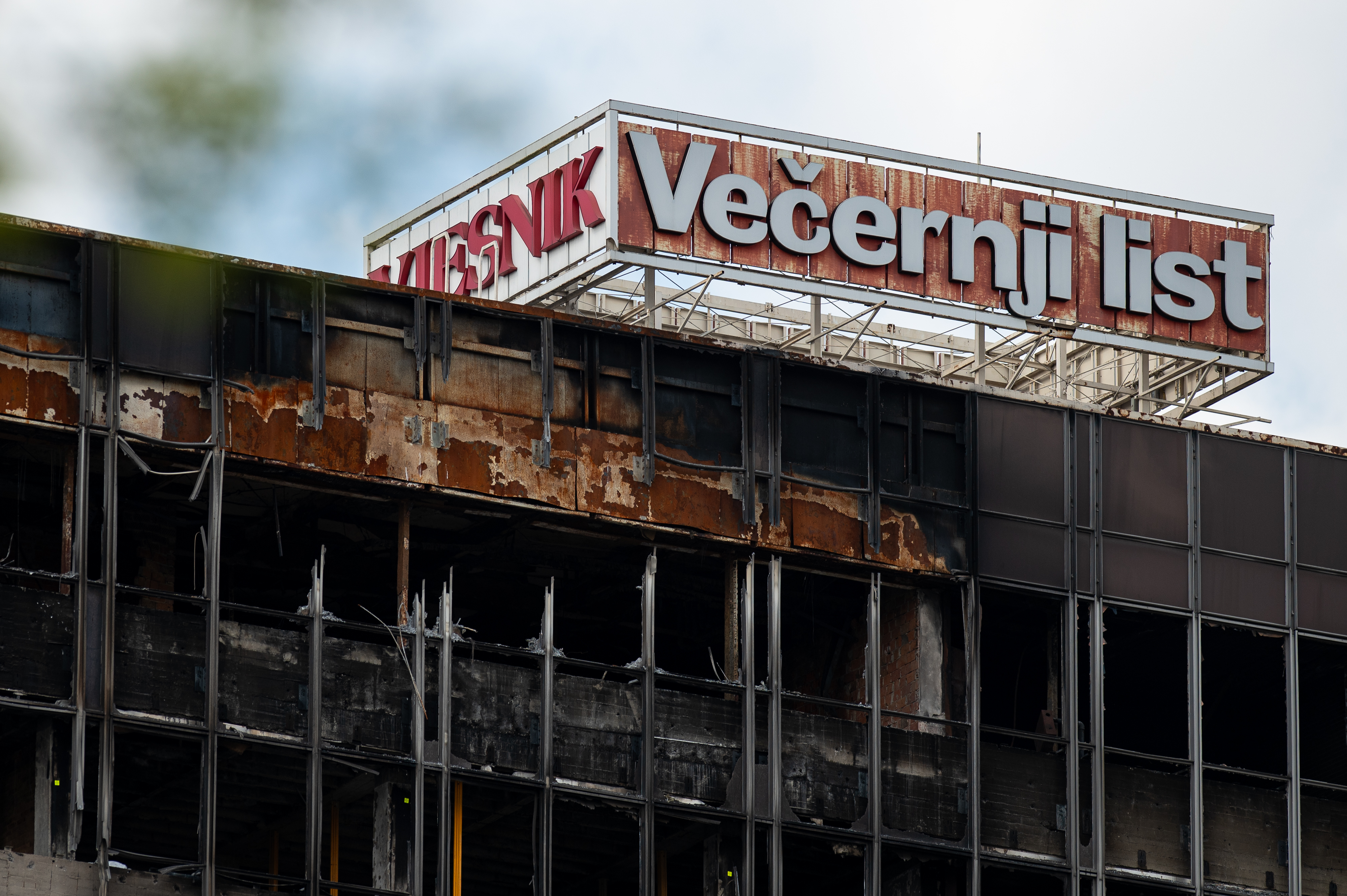 14.03.2026., Zagreb - Radnici uklanjaju azbest sa 16. kata nebodera Vjesnik zbog cega je obustavljo rusenje. Photo: Luka Antunac/PIXSELL