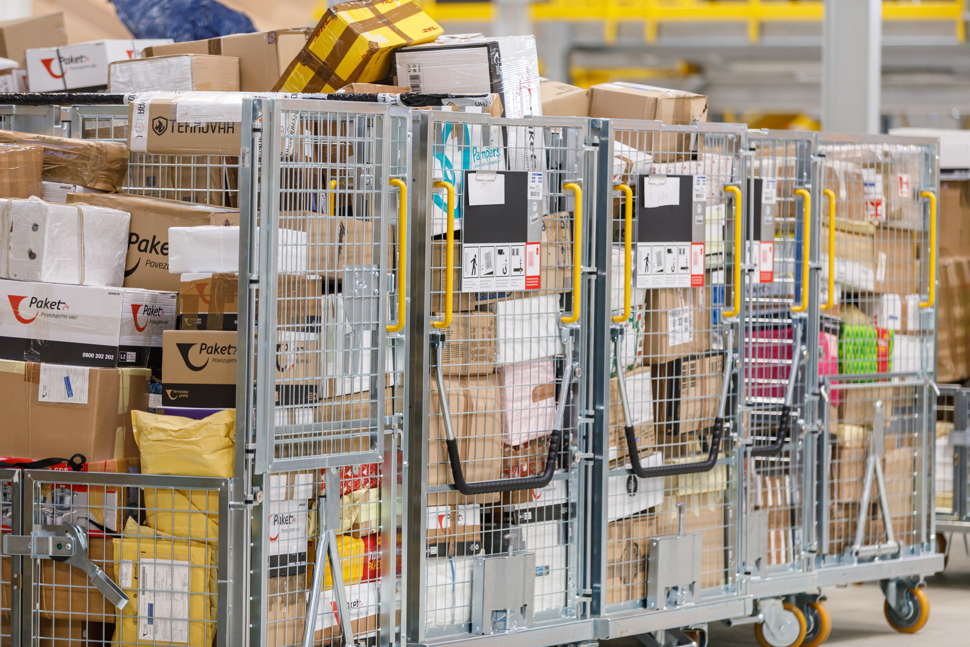 23.12.2020., Velika Gorica - Sortiranje paketa i pisama u Sortirnom centru Hrvatske poste u Velikoj Gorici.rPhoto: Davor Puklavec/PIXSELL