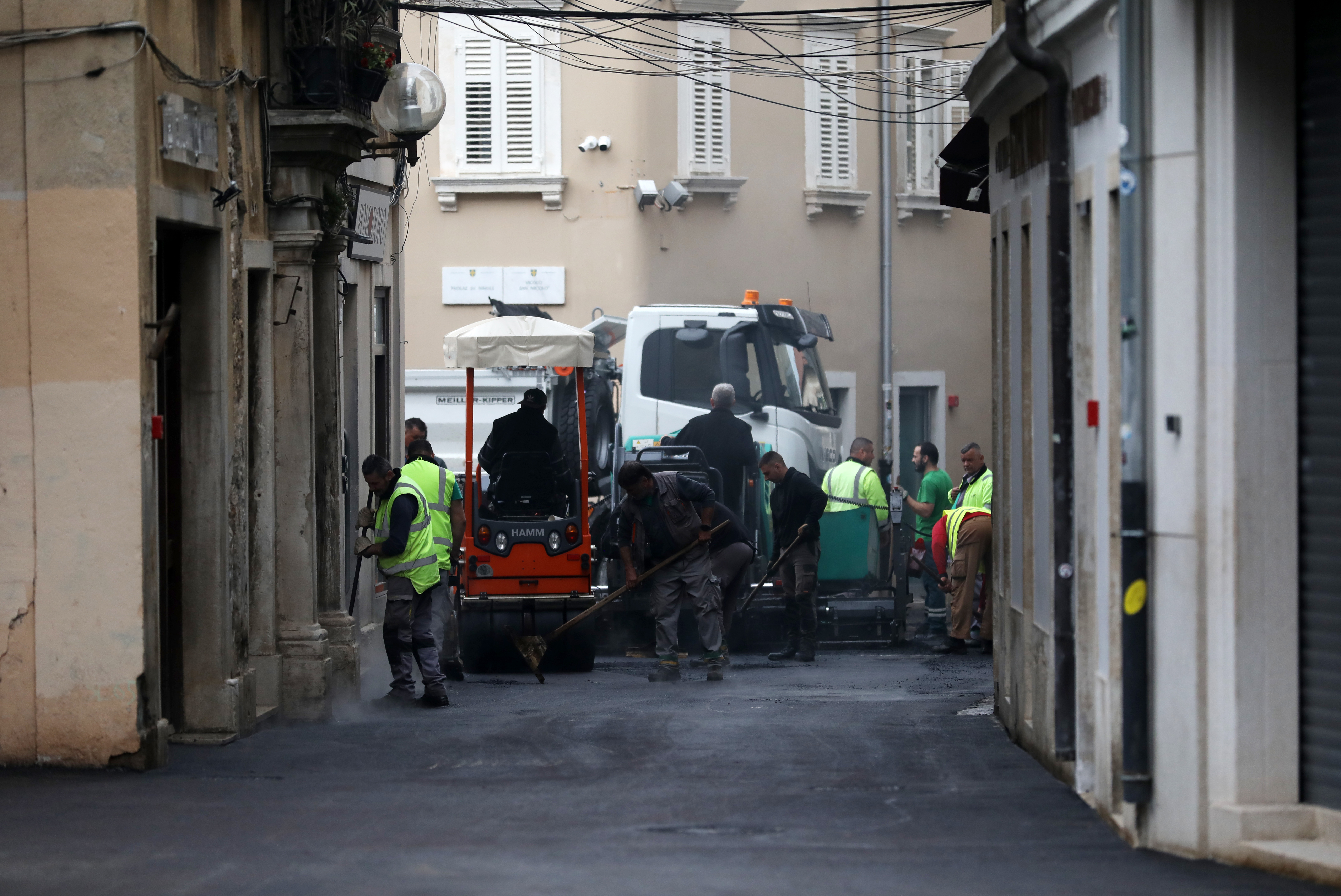 11.03.2026., Pula - Unatoc ogromnom protivljenju javnosti, rekonstrukcija najprometnije pulske pjesacke zone, Prvomajske ulice, ide po planu. Asfalt danas stize do Foruma. Photo: Sasa Miljevic/PIXSELL