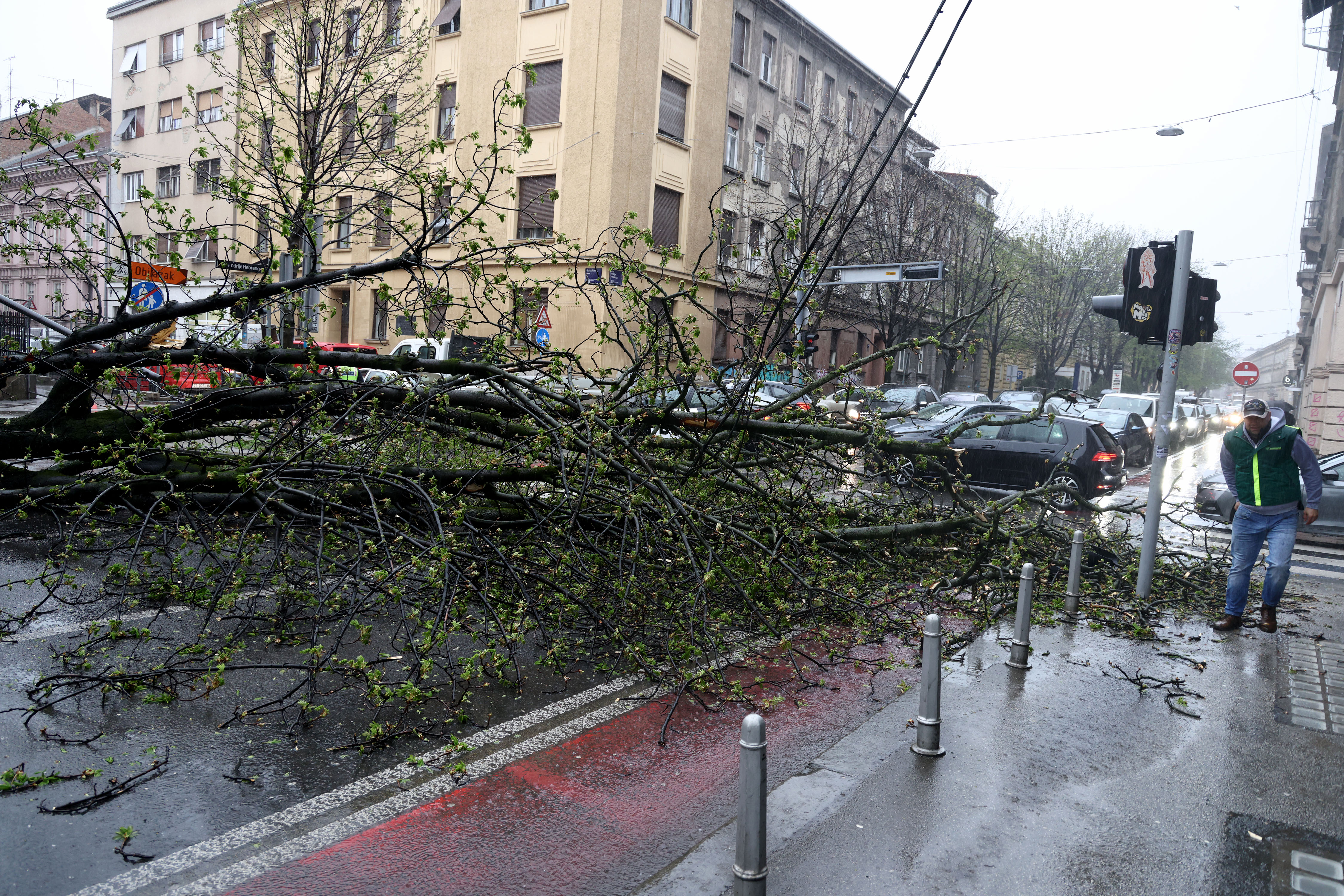 26.03.2026.Zagreb - Nevrijeme i jak vjetar srušili su nekoliko stabala u centru. Photo: Josip Mikacic/PIXSELL