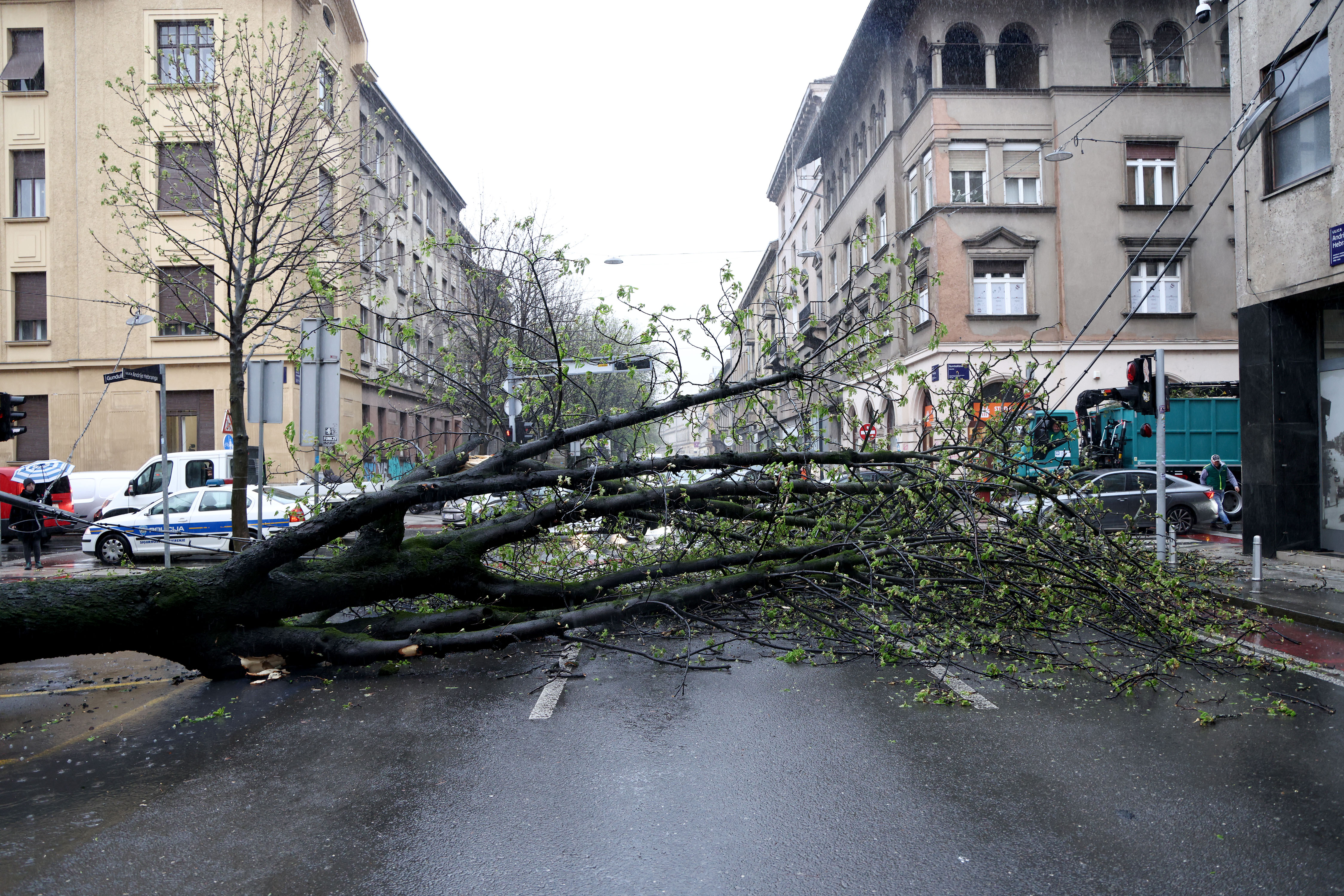 26.03.2026.Zagreb - Nevrijeme i jak vjetar srušili su nekoliko stabala. Photo: Josip Mikacic/PIXSELL