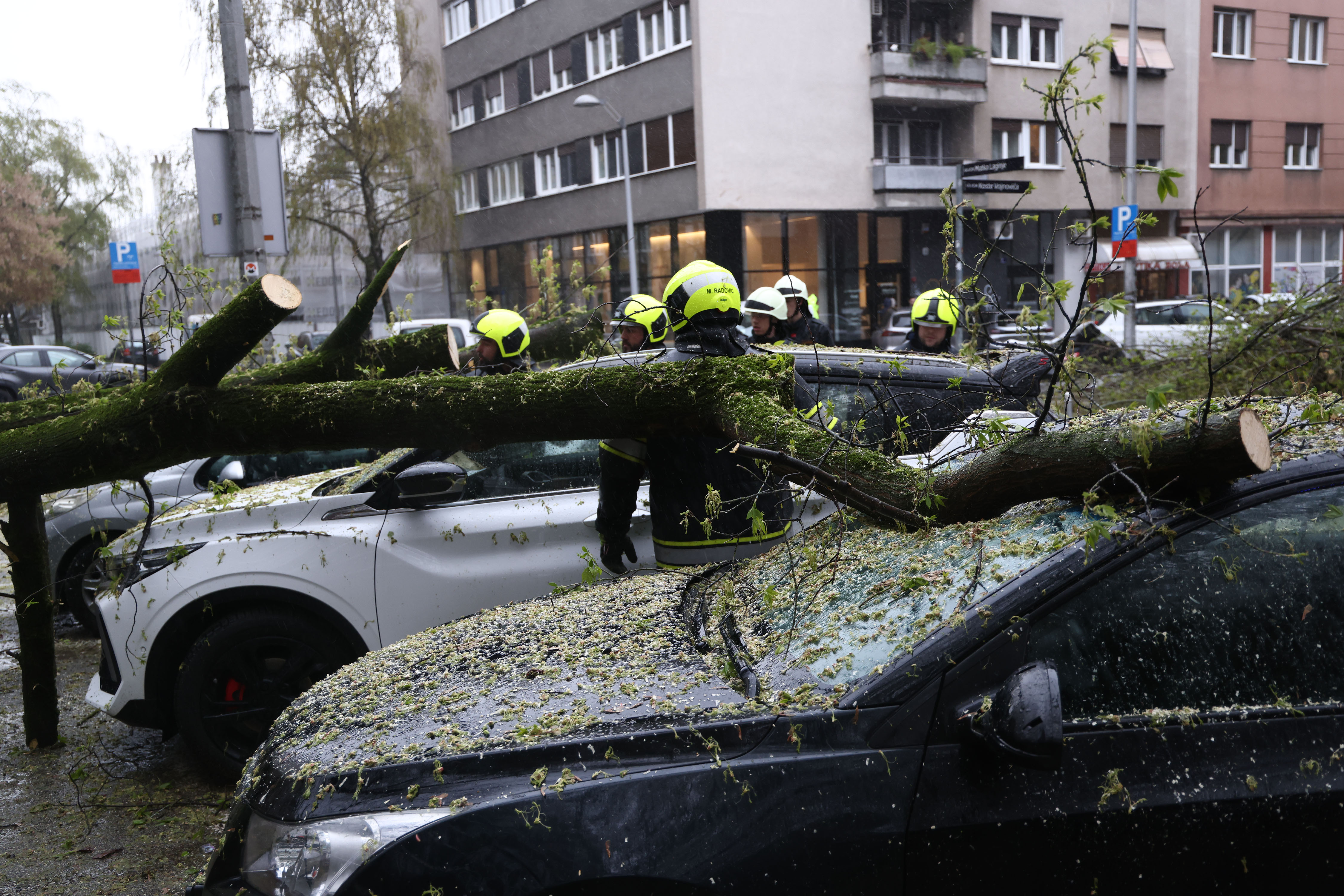 26.03.2026.Zagreb - Nevrijeme i jak vjetar srušili su nekoliko stabala u centru grada te stvorili apsolutni prometni kaos.Drveca padaju po atomobilima  Photo: Josip Mikacic/PIXSELL