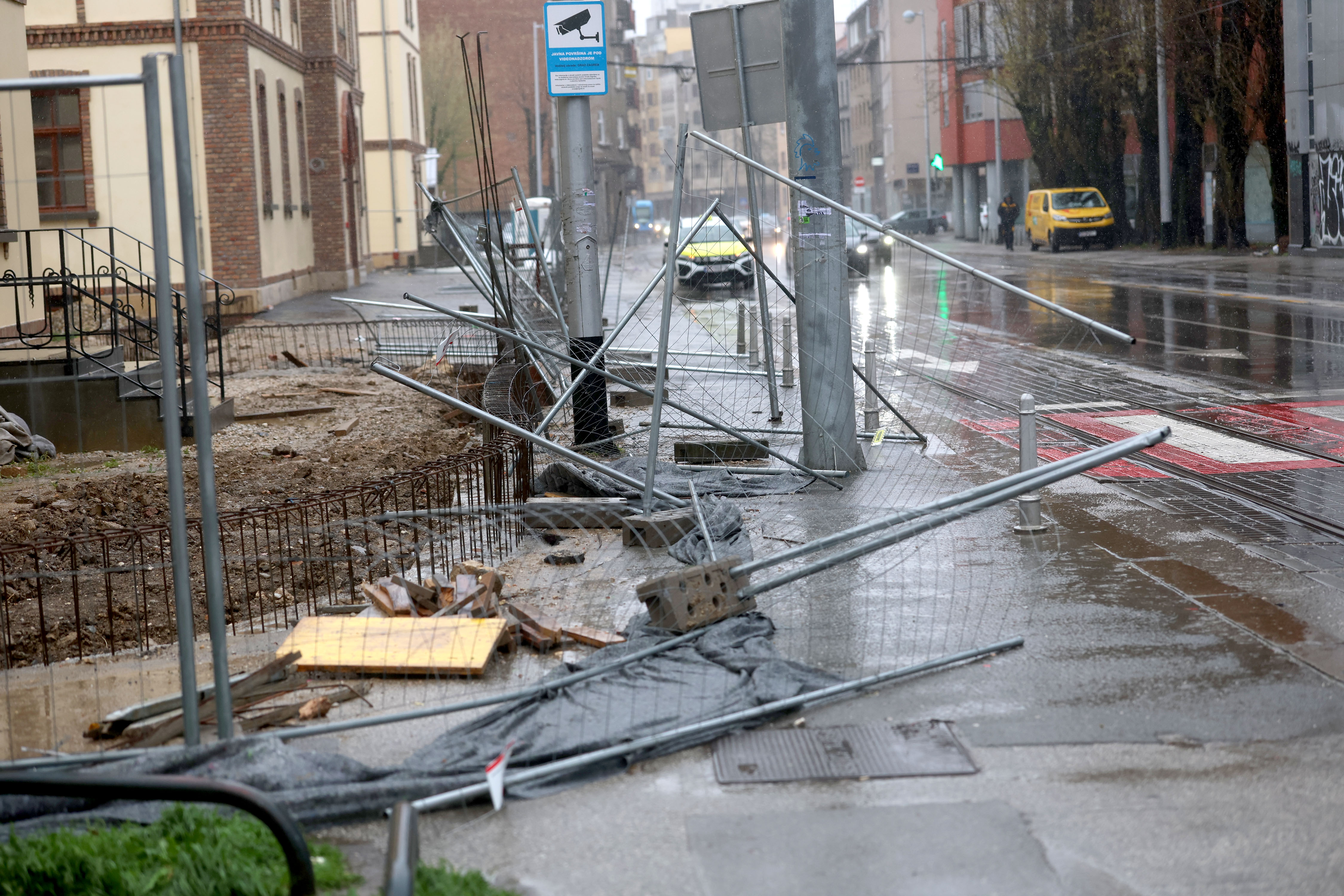 27.03.2026. Zagreb - Olujni vjetar koji psse od jucer napravio je brojne stete po gradu Photo: Sanjin Strukic/PIXSELL