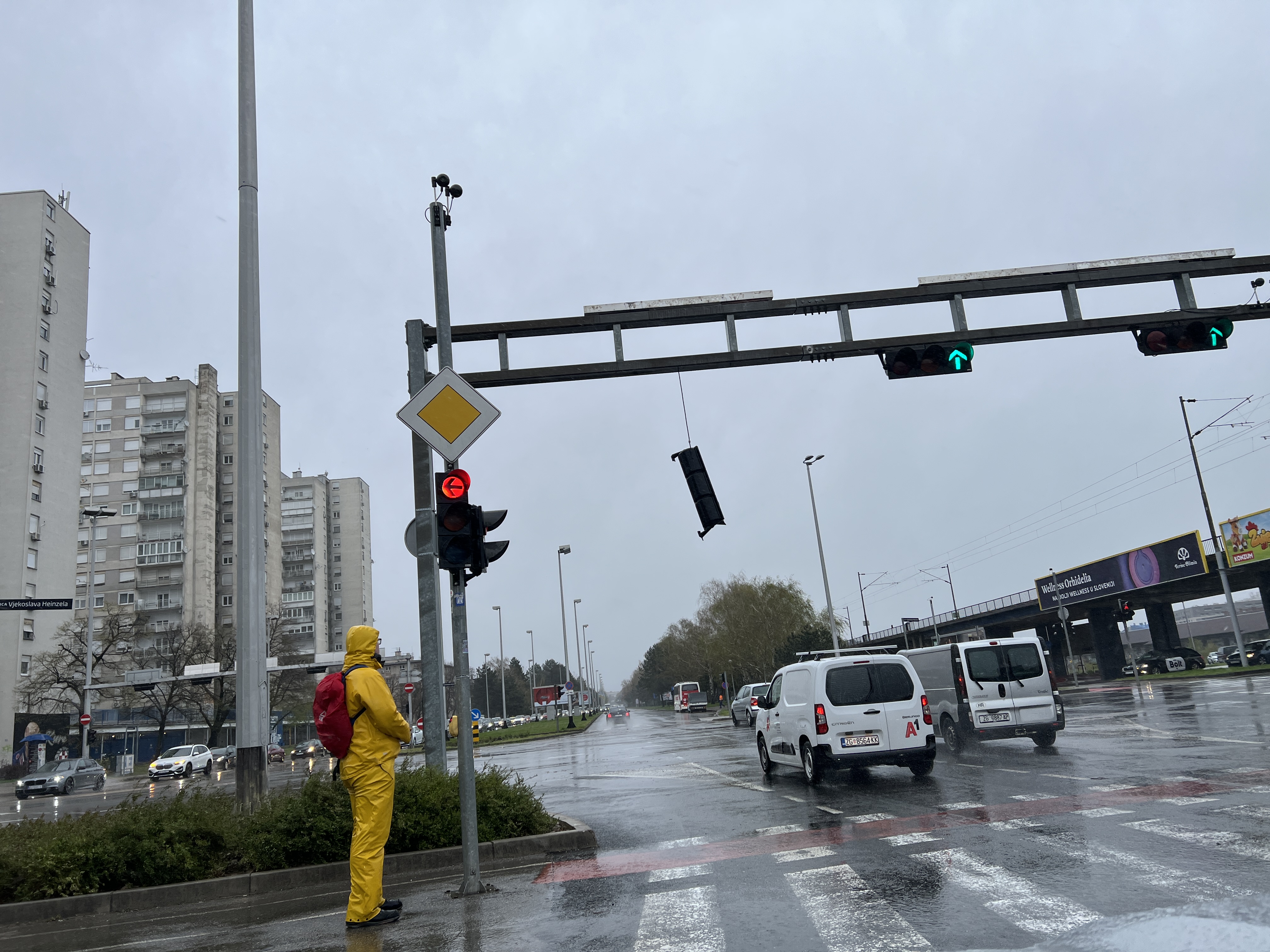 27.03.2026. Zagreb - Vjetar iscupao semafor na raskrscu Branimirova -  Hainzelova Photo: Matija Habljak/PIXSELL