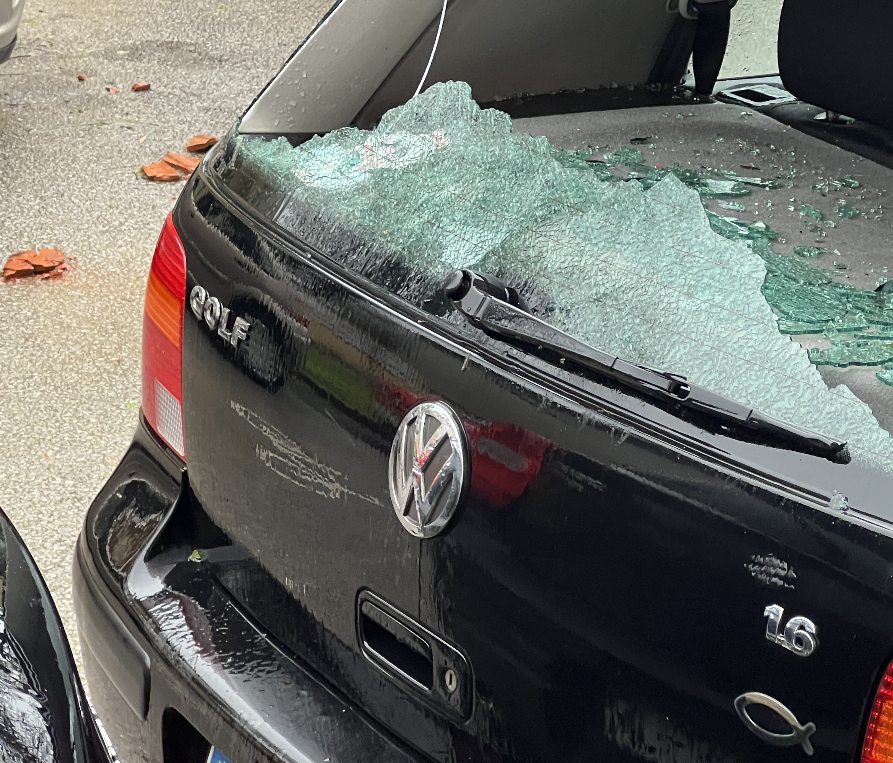 27.03.2026. Zagreb - U naletima jakog vjetra  pada crijep sa zgrade i razbija aute ulica Stijepana Širole kod tvornice kulture Photo: Matija Habljak/PIXSELL