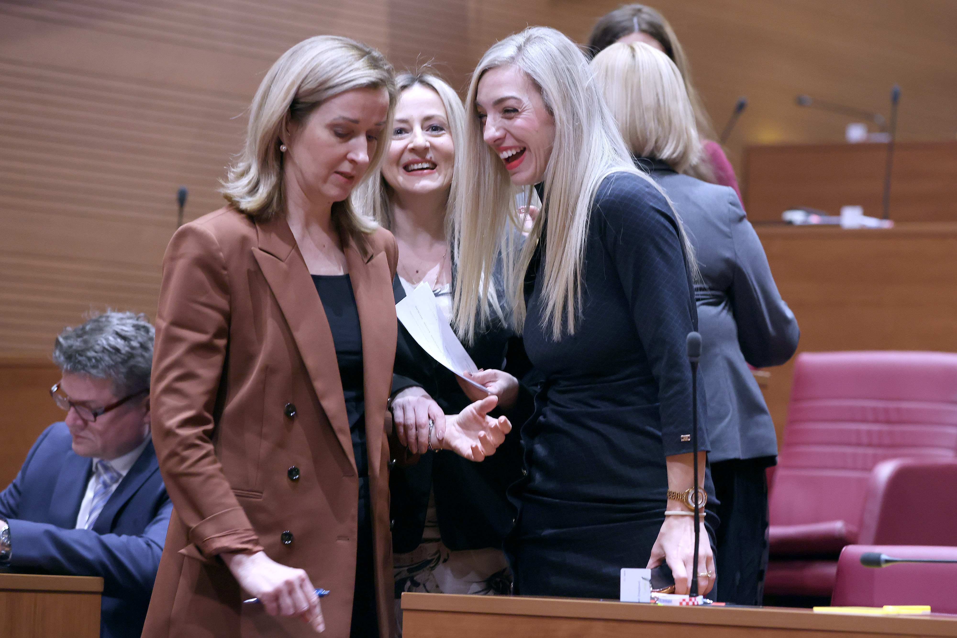 Sabor 9. sjednicu nastavlja raspravom o Prijedlogu zakona o regionalnom razvoju Republike Hrvatske. Razgovor zastupnica SDP Mirele Ahmetovic, Martine Vlasic Iljkic, Sanje Radolovic i Anite Curis Krok Photo: Patrik Macek/PIXSELL
