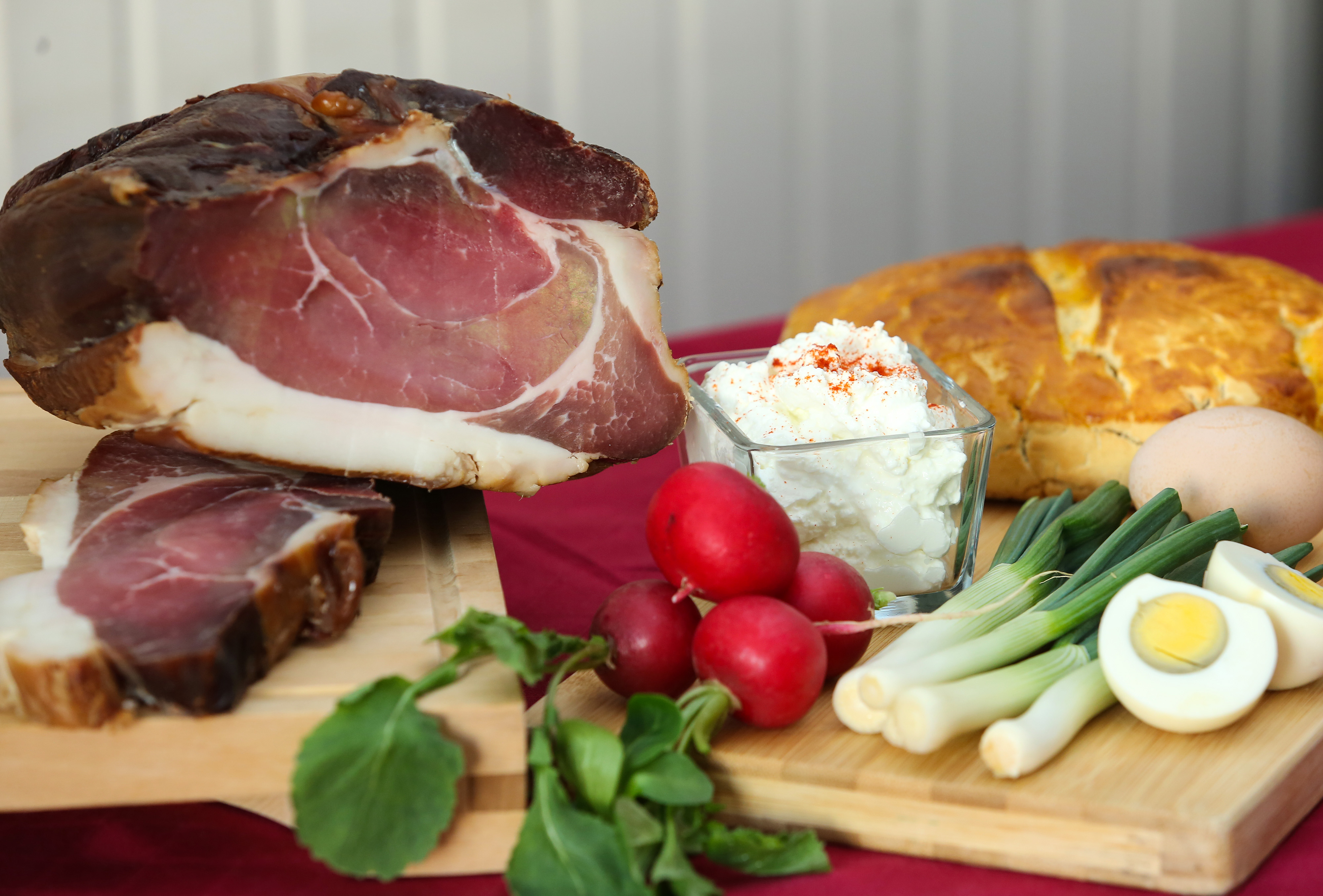 11.04.2020., Zagreb, Tradicionalna Uskrsna kosarica: sunka, domaci kruh, mladi luk, rotkvice, jaja i svjezi sir."n Photo: Emica Elvedji/PIXSELL