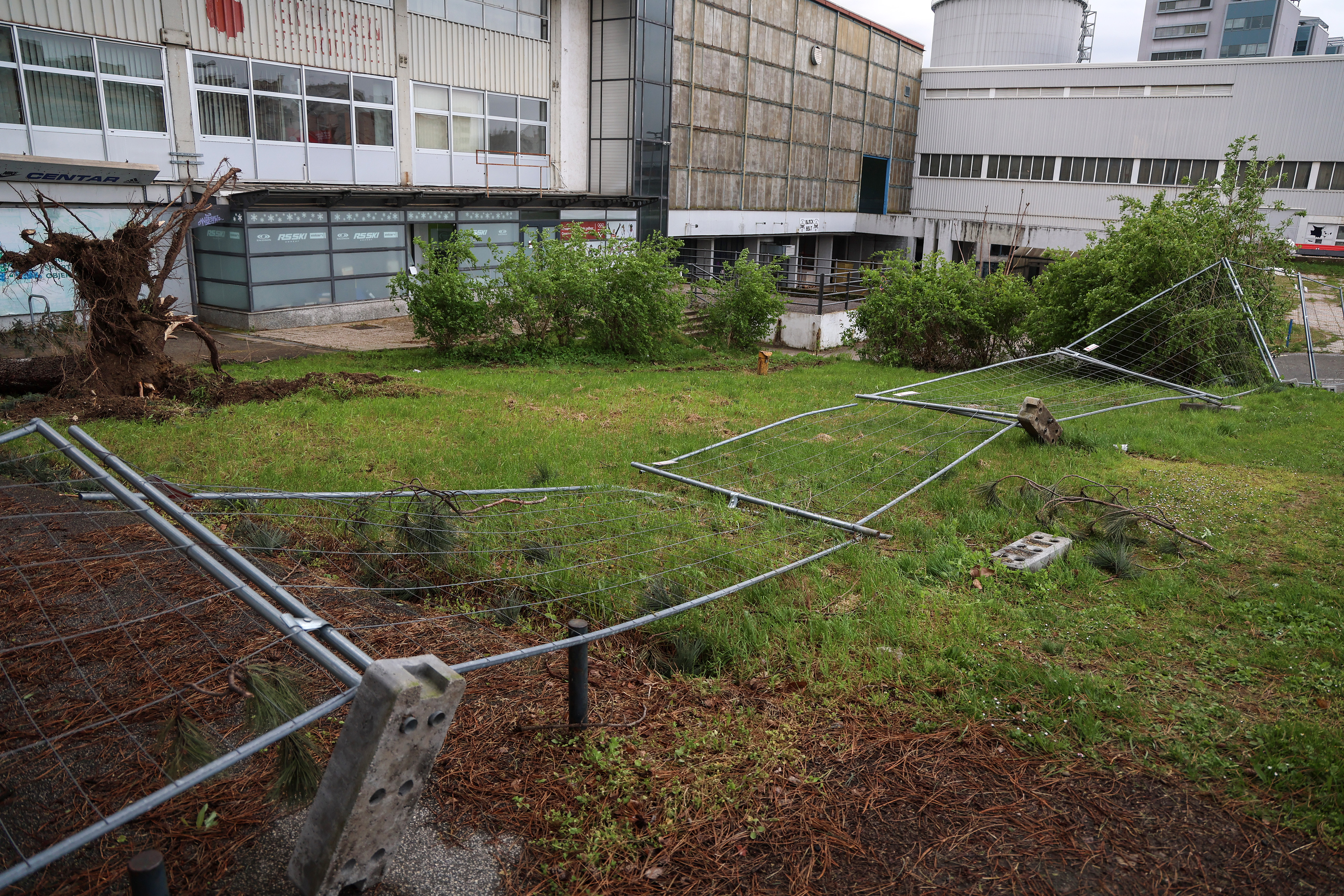 27.03.2026., Zagreb - Snazno nevrijeme koje je zahvatilo Zagreb nanijelo stetu na Domu sportova koji se obnavlja. Photo: Sanjin Strukic/PIXSELL