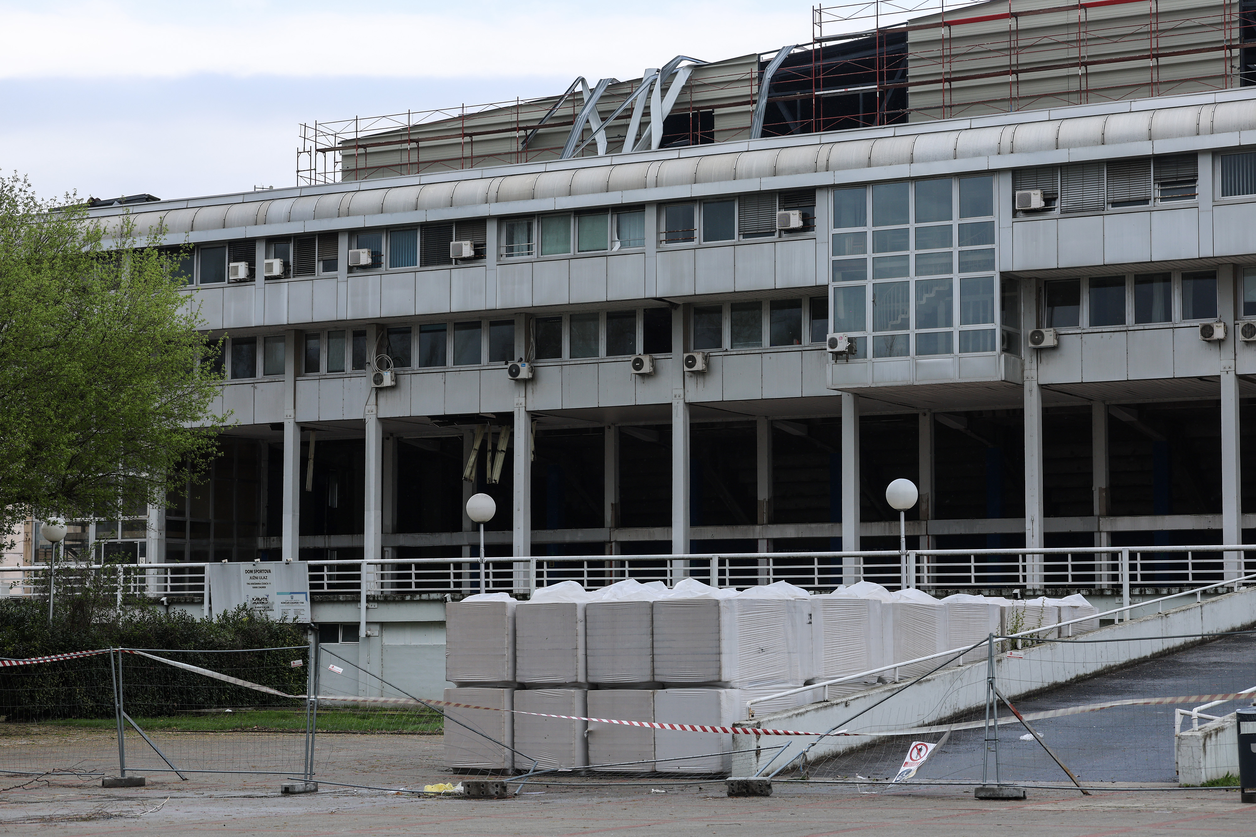 27.03.2026., Zagreb - Snazno nevrijeme koje je zahvatilo Zagreb nanijelo stetu na Domu sportova koji se obnavlja. Photo: Sanjin Strukic/PIXSELL