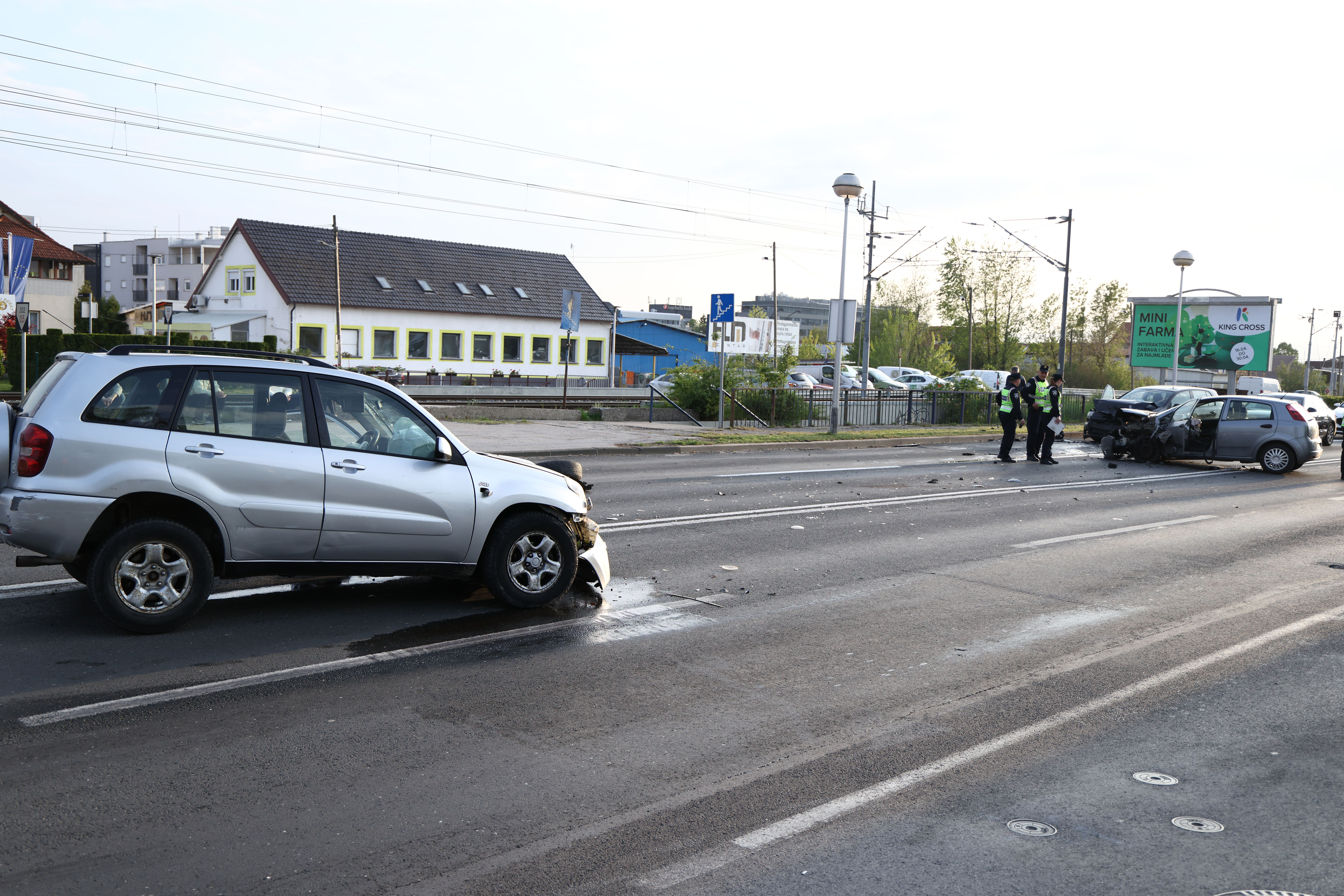 16.04.2026. Zagreb - Dvoje je ozlijeđenih u sudaru četiri automobila  na Aleji grada Bologne  Photo: Josip Mikacic/PIXSELL
