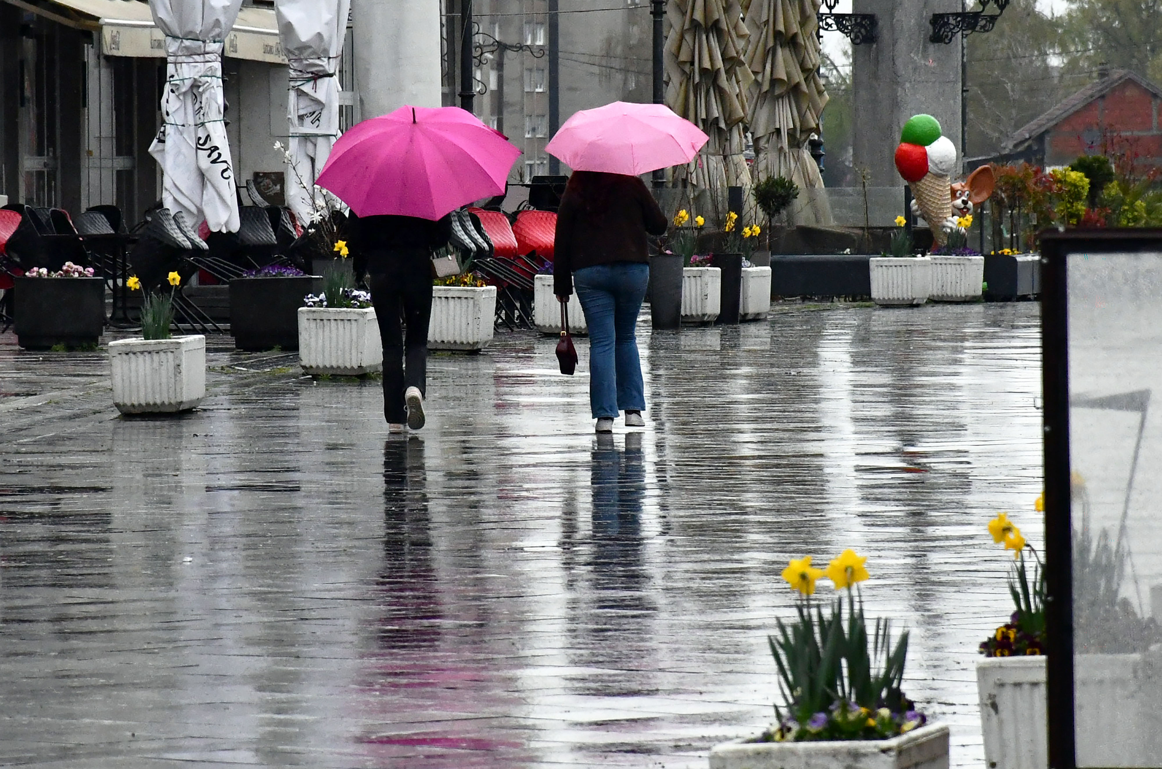 30.03.2026., Slavonski Brod - Kisno i tmurno proljetno poslijepodne na ulicama grada. Photo: Ivica Galovic/PIXSELL