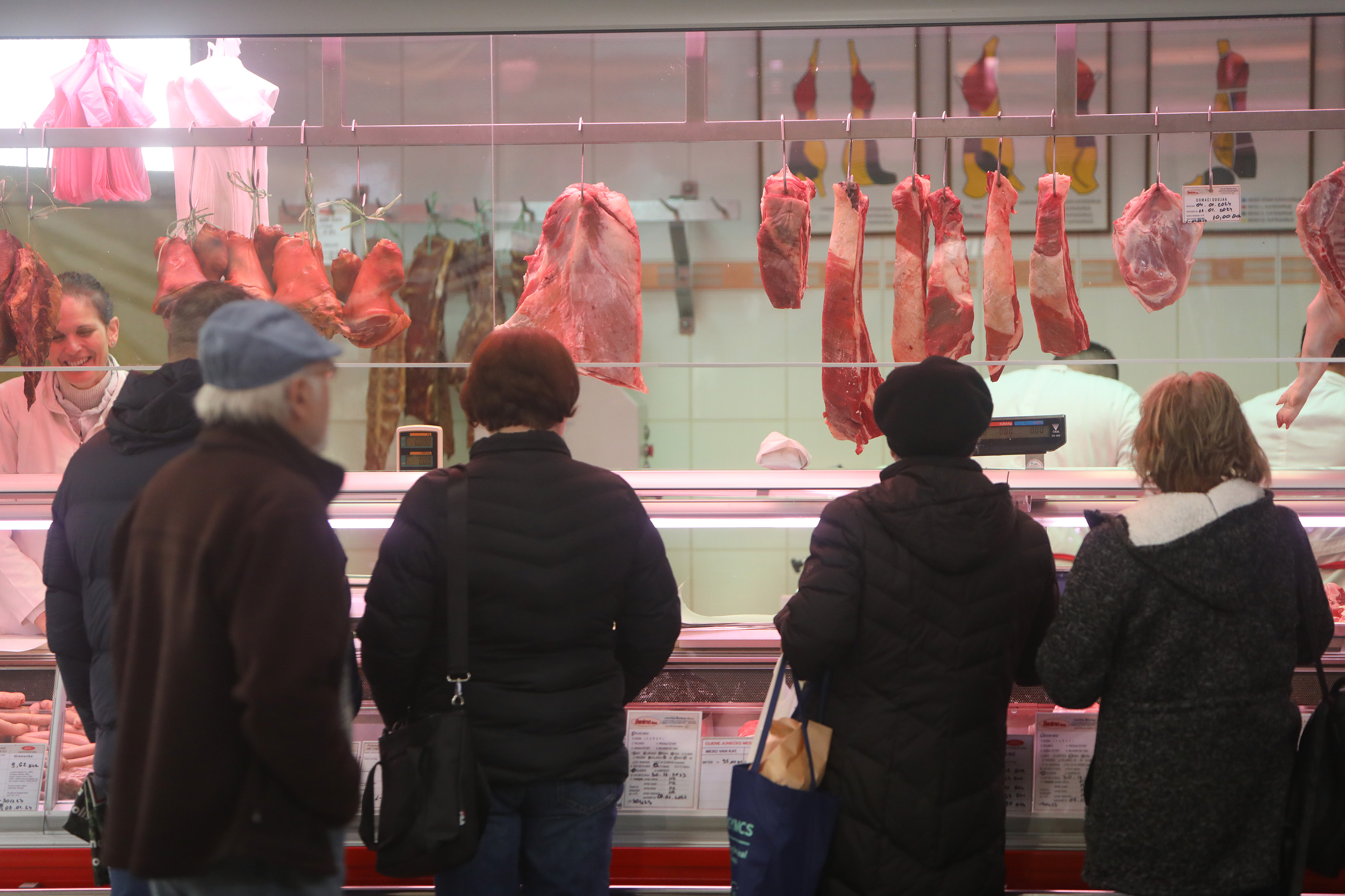 04.01.2024., Karlovac - Iako je ponuda raznovrsnog povrca i mesa na karlovackoj trznici bogata potraznja je slaba. Photo: Kristina Stedul Fabac/PIXSELL