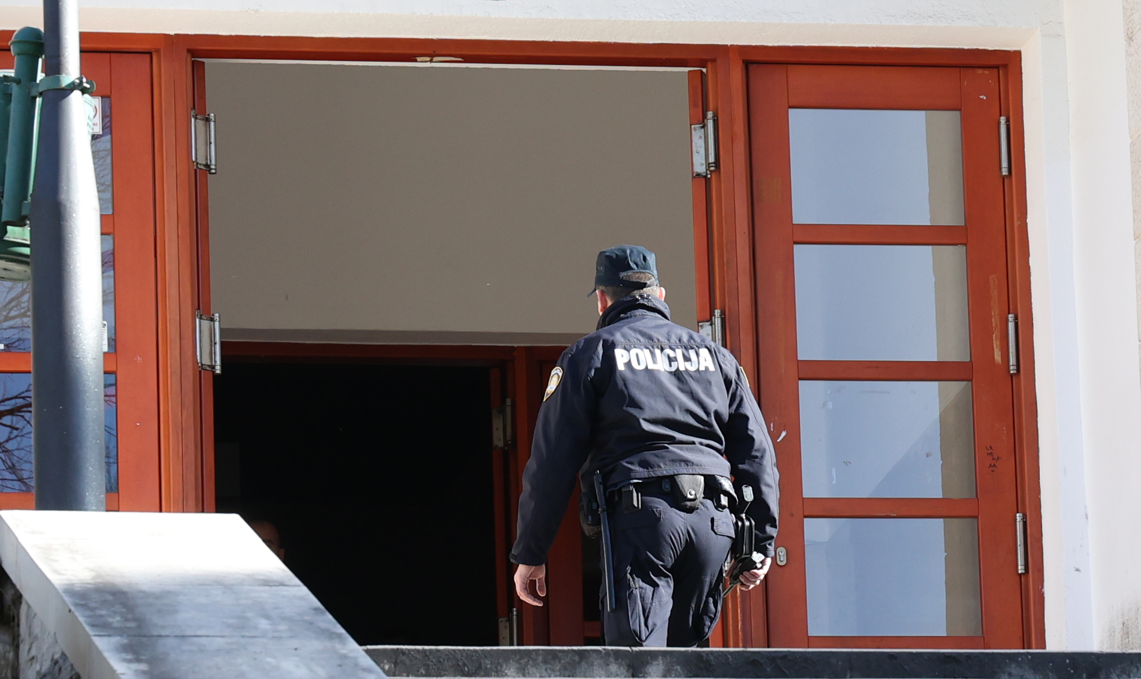 06.02.2025., Sibenik - Na dojavu o bombi u sibenskoj gimnaziji evakuirani su ucenici, a policija pregledava zgradu gimnazije. Photo: Dusko Jaramaz/PIXSELL