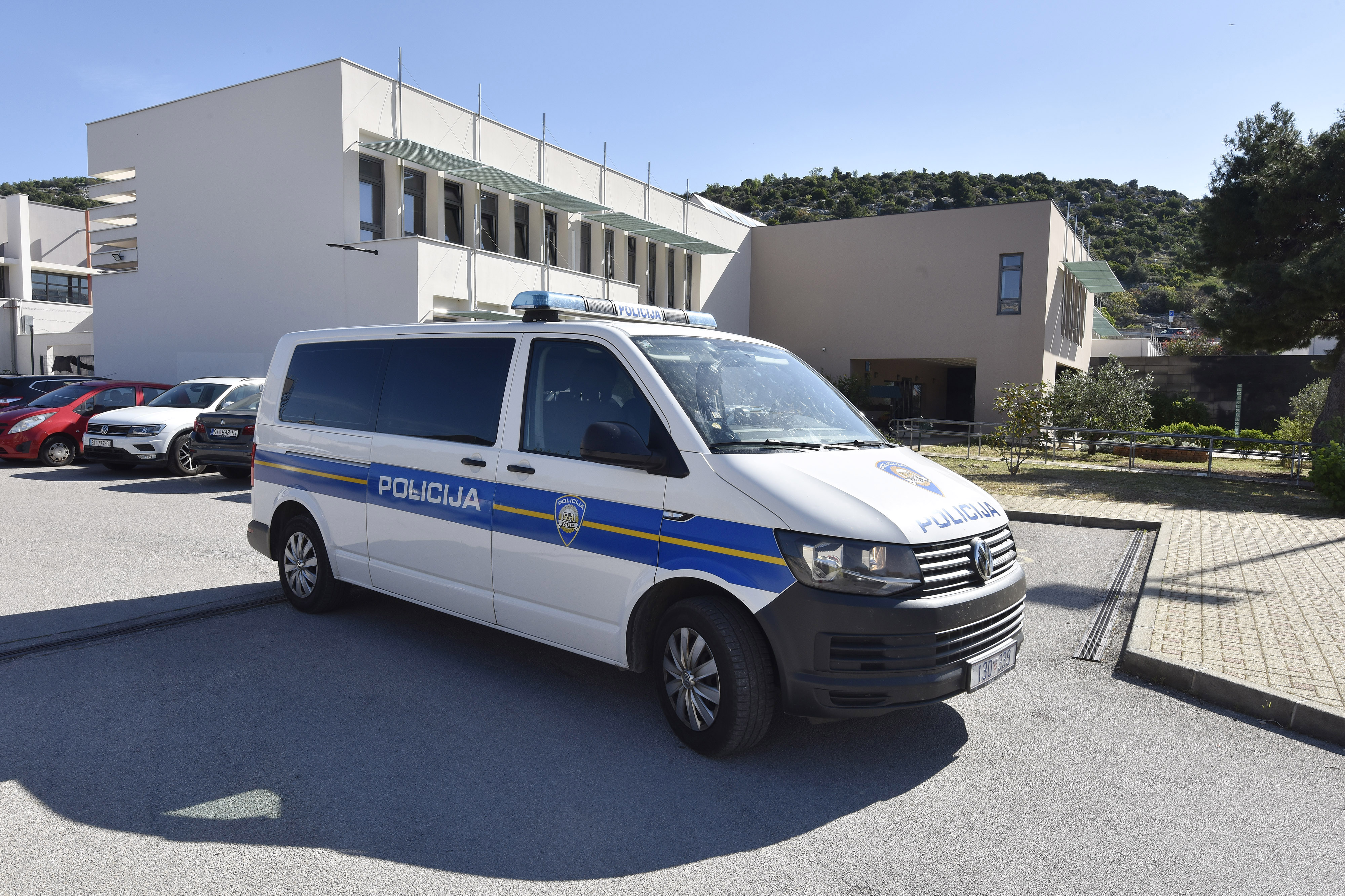 23.04.2026., Sibenik - Dojava o postavljenim bombama u skolama u Sibeniku. Policija brzo reagirala te dosla na mjesta dogadjaja
