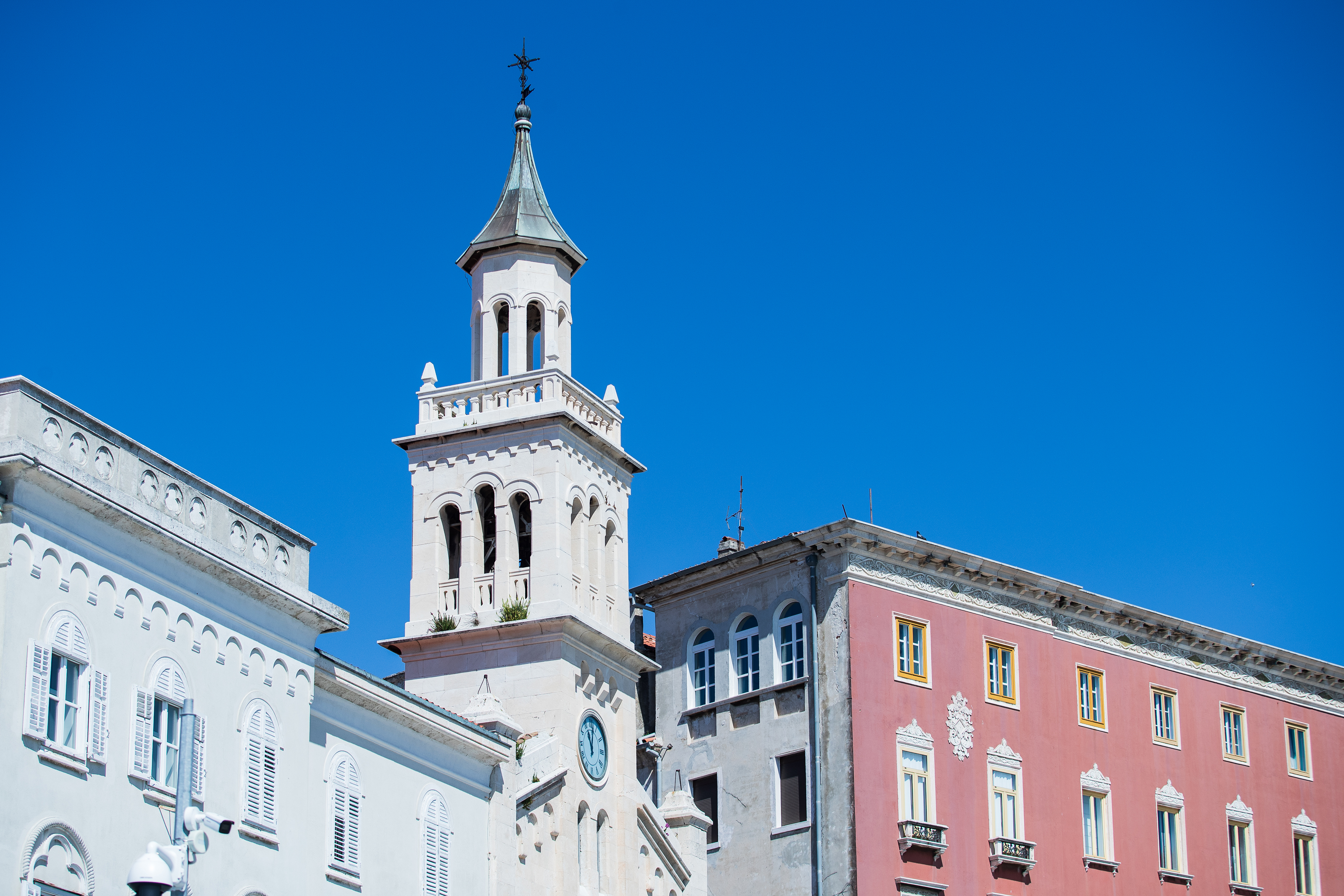 24.04.2021., Split - U splitskom samostanu Sv. Frane krizma se odrzala po rasporedu. Samostan je siroj javnosti postao poznat po slucaju visegodisnjeg zataskavanja slucajeva pedofilije.rPhoto: Milan Sabic/PIXSELL