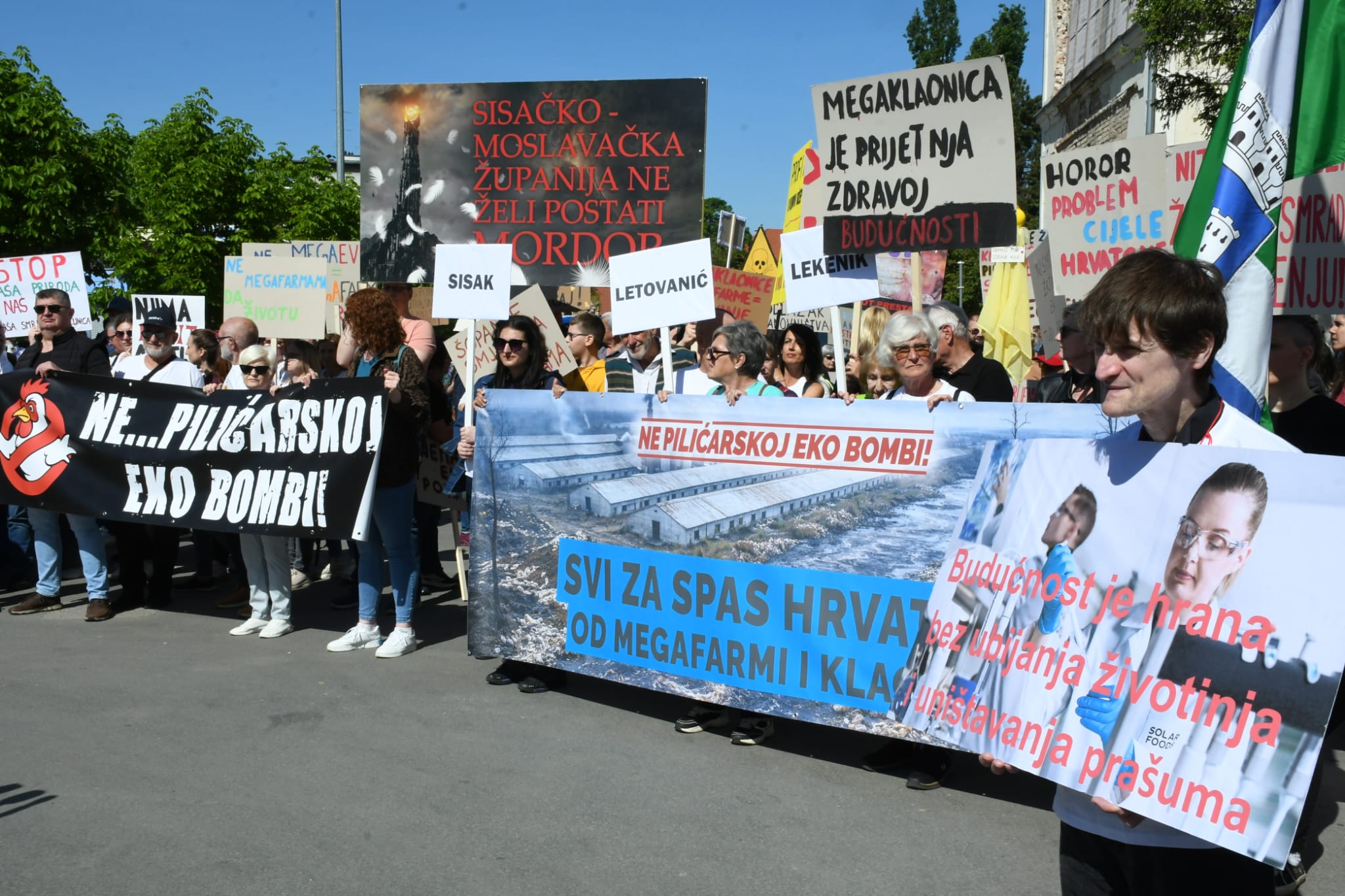 25.4.2026., Sisak - Prosvjed "Nece im proci ovdje ni sada 250 milijuna komada" protiv izgradnje megalomanskih uzgojnih i klaonickih pogona pilica. Photo: Nikola Cutuk/PIXSELL