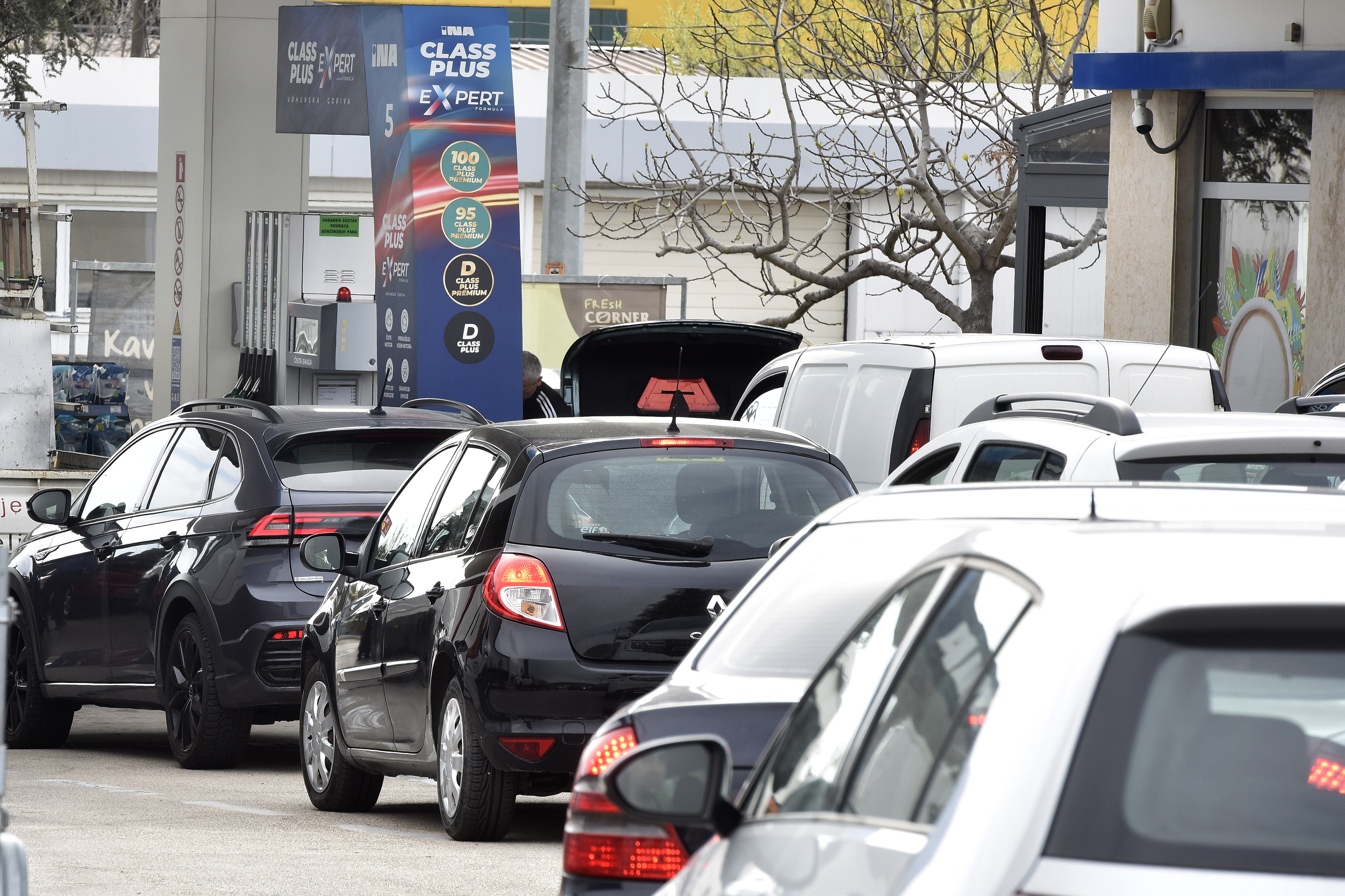 23.09.2026., Sibenik - Gužve na benzinskim postajama zbog najavljenog poskupljenja i tijekom popodnevnih sati. Photo: Hrvoje Jelavic/PIXSELL