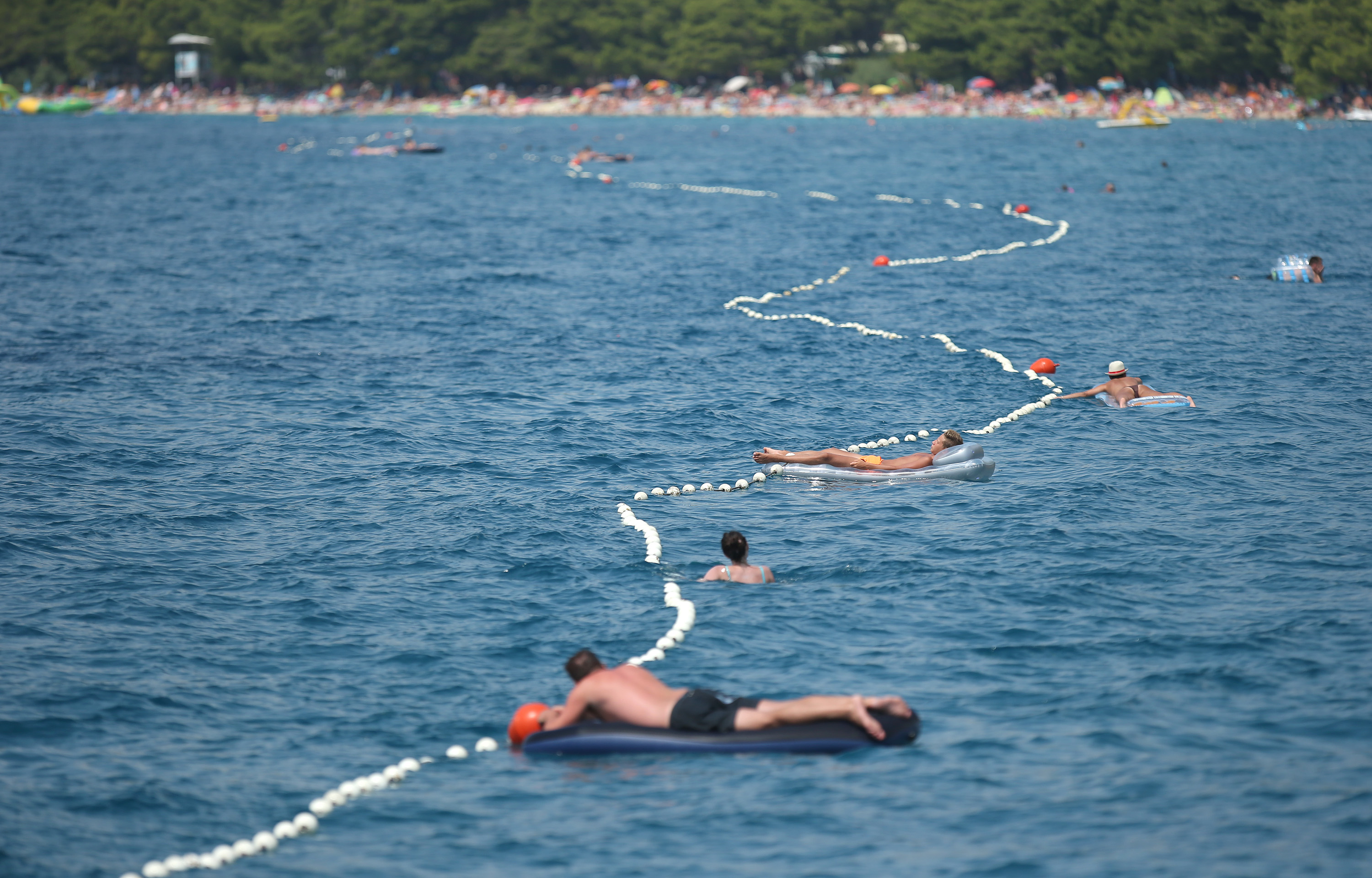 11.08.2015., Tucepi - Velika guzva na plazi gdje turisti i ostali uzivaju u ljetnim radostima, suncajuci i kupajuci u moru ne bi li se osvjezili zbog visokih temperatura. rPhoto: Sanjin Strukic/PIXSELL