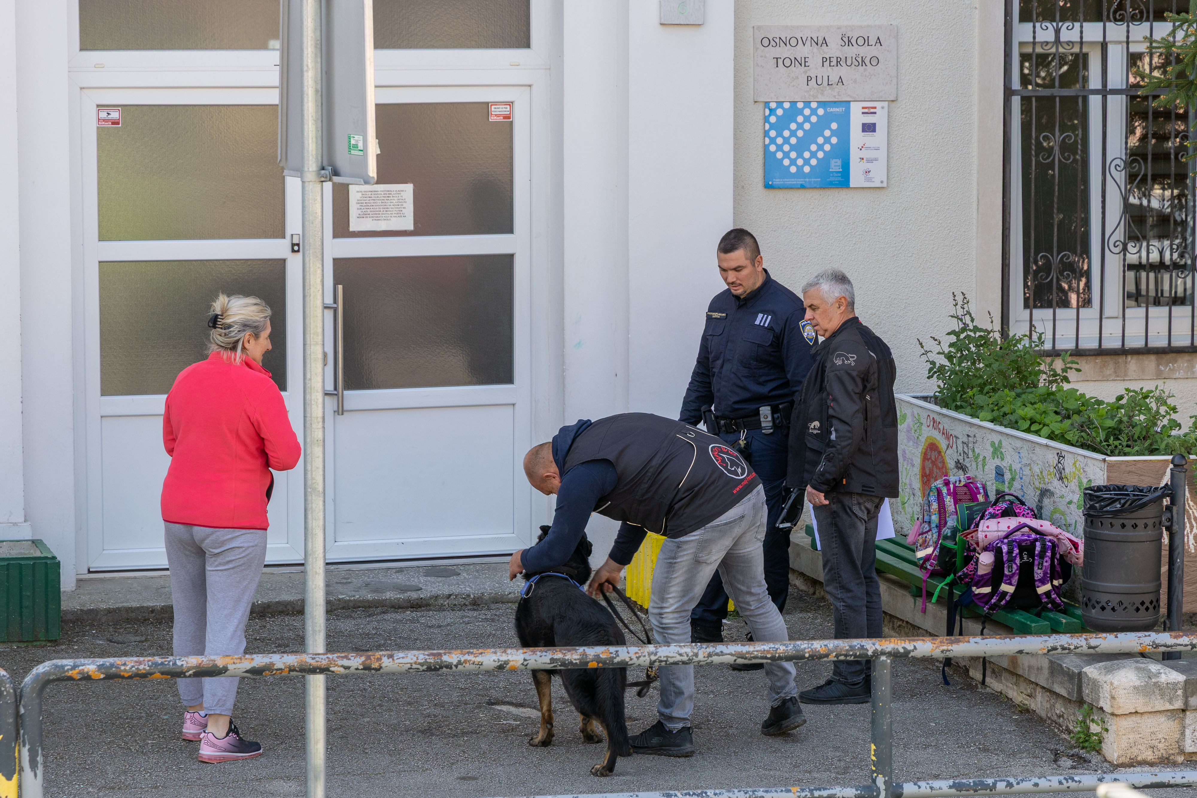 Dojava o postavljenim bombama u skolama i shoping centrima u Puli te Istri. Policija pretrazuje skole i sa psima. Osnovna skola Tone Perusko. Photo: Srecko Niketic/PIXSELL