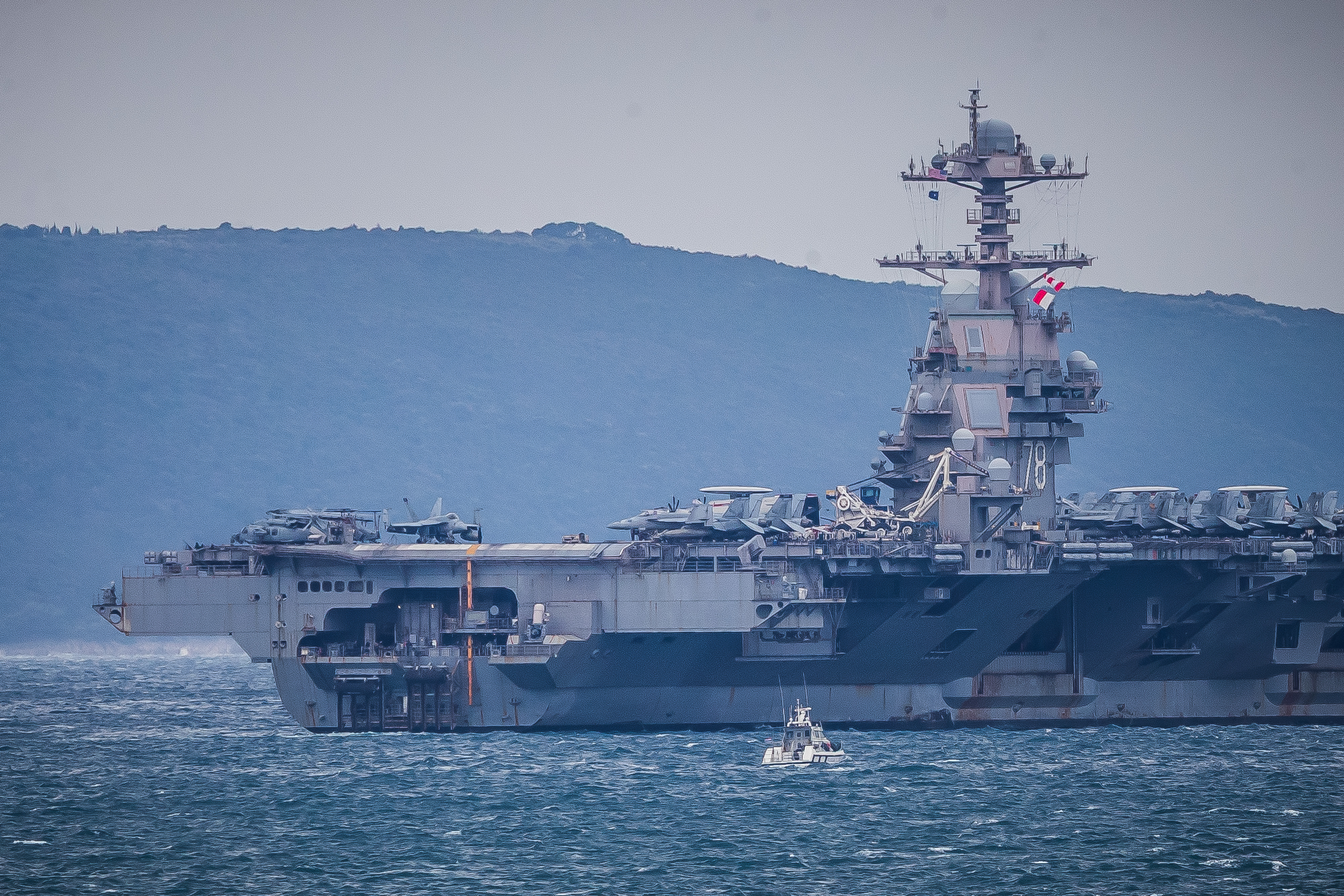 02.04.2026., Split - Odlazak nosaca zrakoplova USS Gerald Ford iz akvatorija Splita. Photo: Zvonimir Barisin/PIXSELL