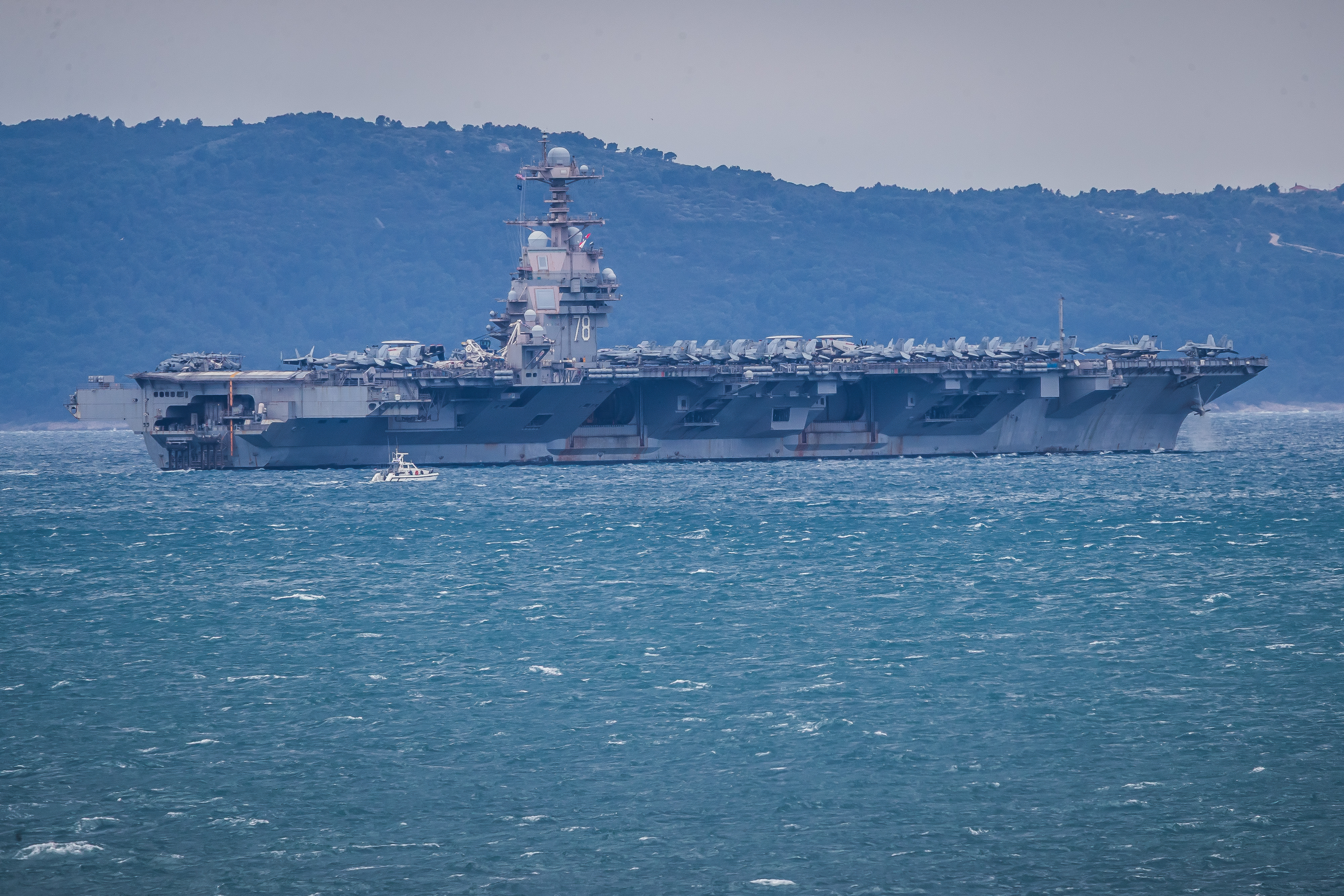 02.04.2026., Split - Odlazak nosaca zrakoplova USS Gerald Ford iz akvatorija Splita. Photo: Zvonimir Barisin/PIXSELL