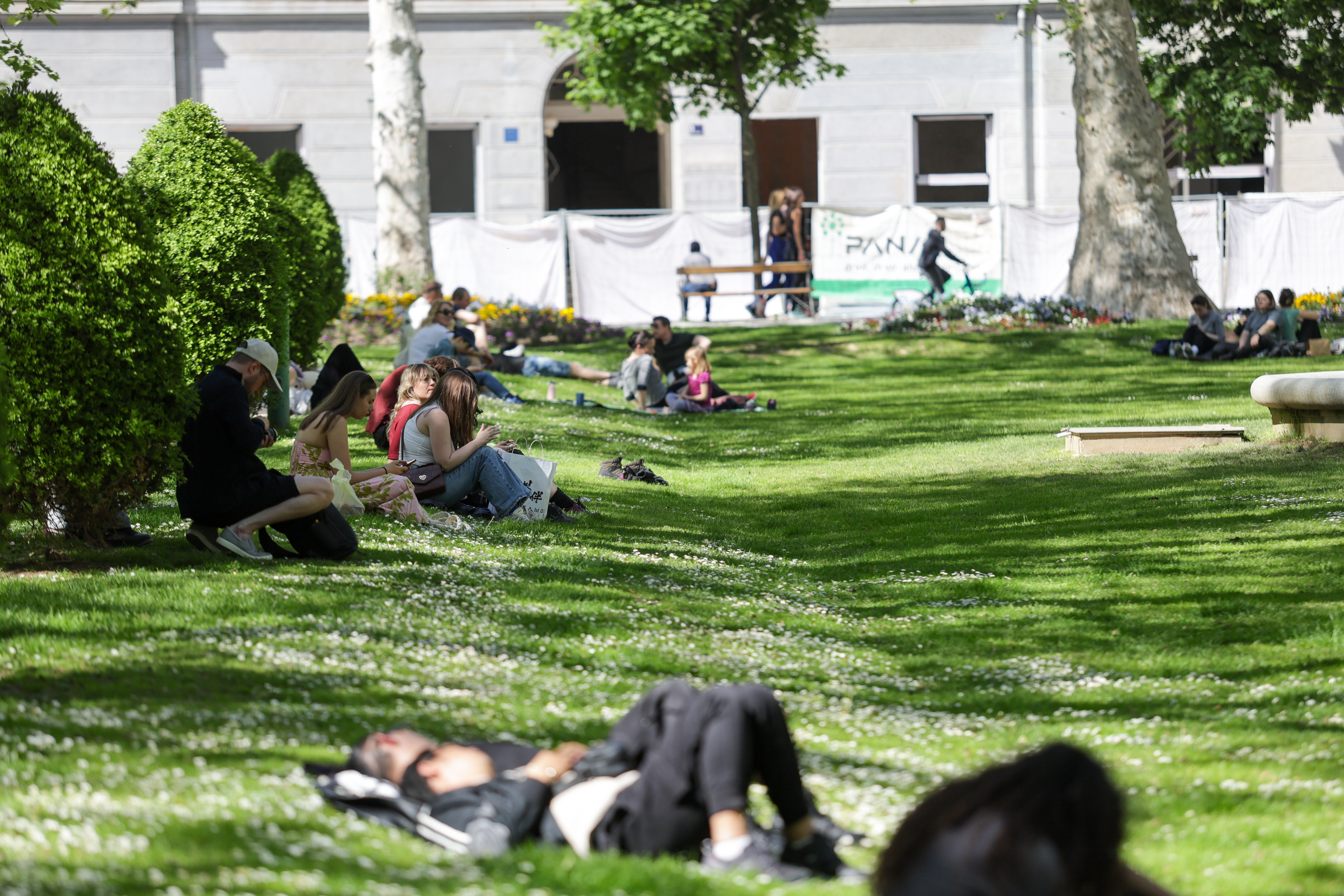 25.04.2026. Zagreb - Park Zrinjevac ponovno je, u surdanji sa toplim i suncanim vremenom postao privlacno mjesto za sve koji zele spojiti odmor i boravak vani. Photo: Marko Seper/PIXSELL