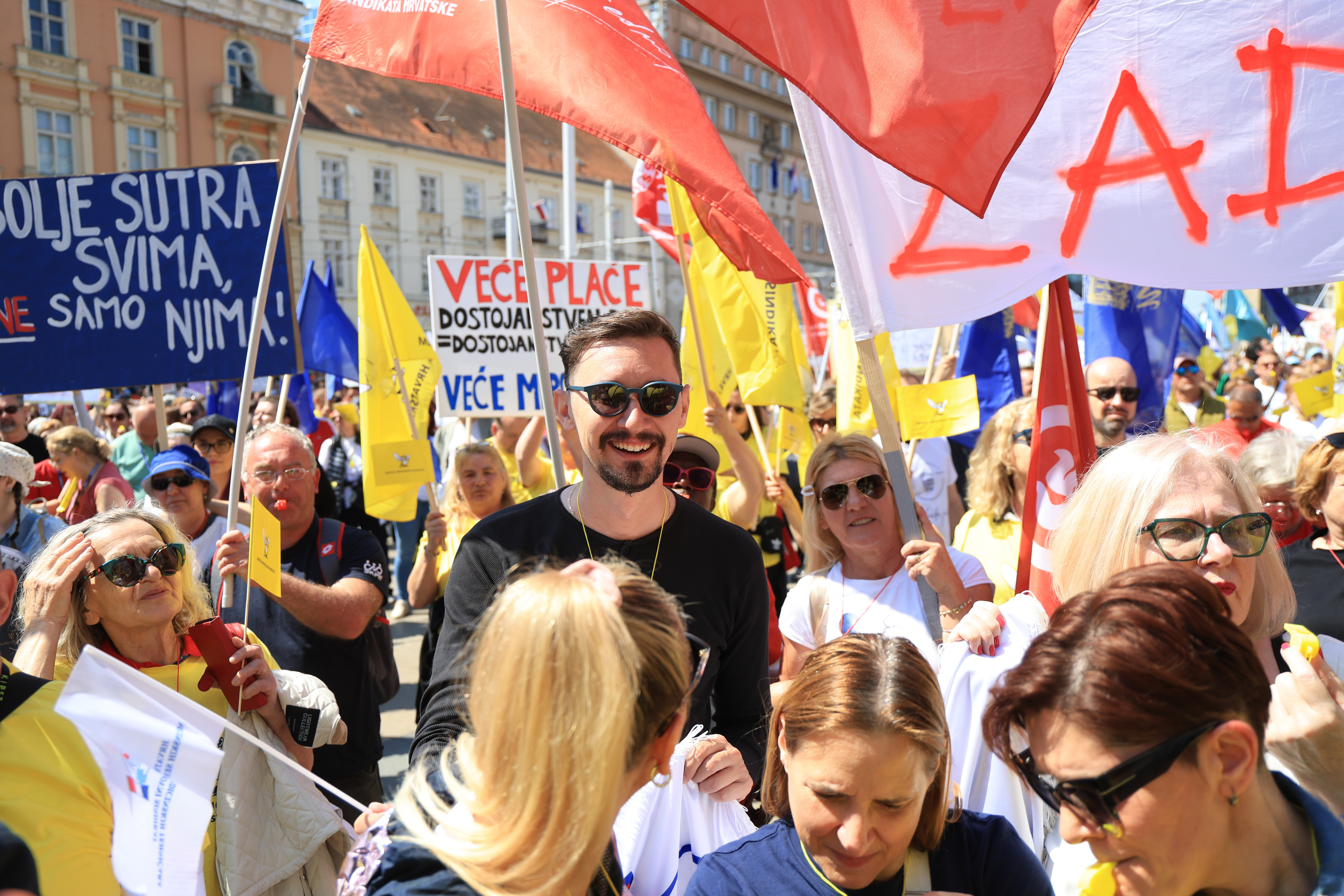 Prosvjed "Hrvatska zajedno za vece place i mirovine" u organizaciji Saveza samostalnih sindikata Hrvatske (SSSH), Nezavisnog hrvatskog sindikata (NHS) i Matice hrvatskih sindikata (MHS) te Sindikata umirovljenika Hrvatske (SUH)