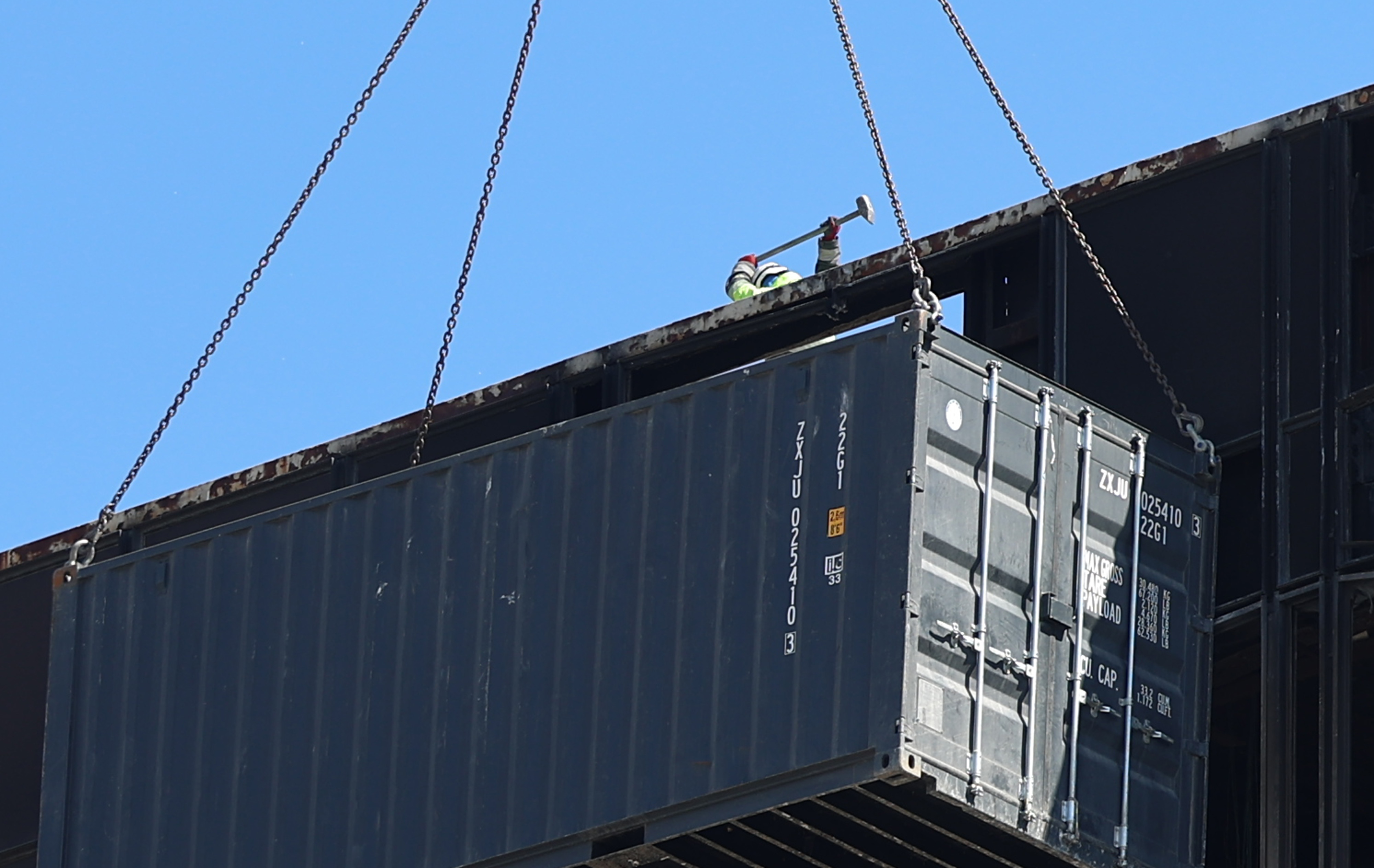 09.04.2026., Zagreb - Pocelo uklanjanje dijela katova zgrade Vjesnika. Photo: Sanjin Strukic/PIXSELL