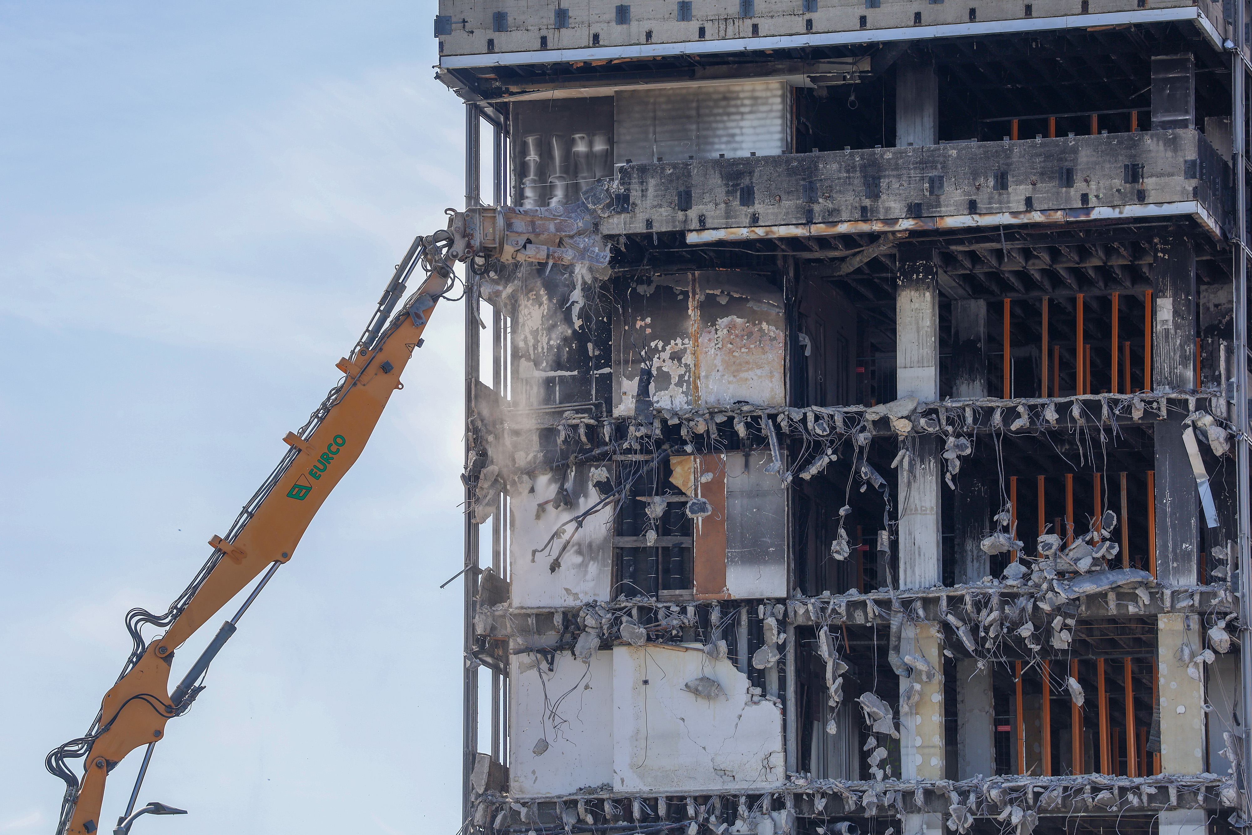 09.04.2026., Zagreb - Pocelo uklanjanje dijela katova zgrade Vjesnika. Photo: Sanjin Strukic/PIXSELL