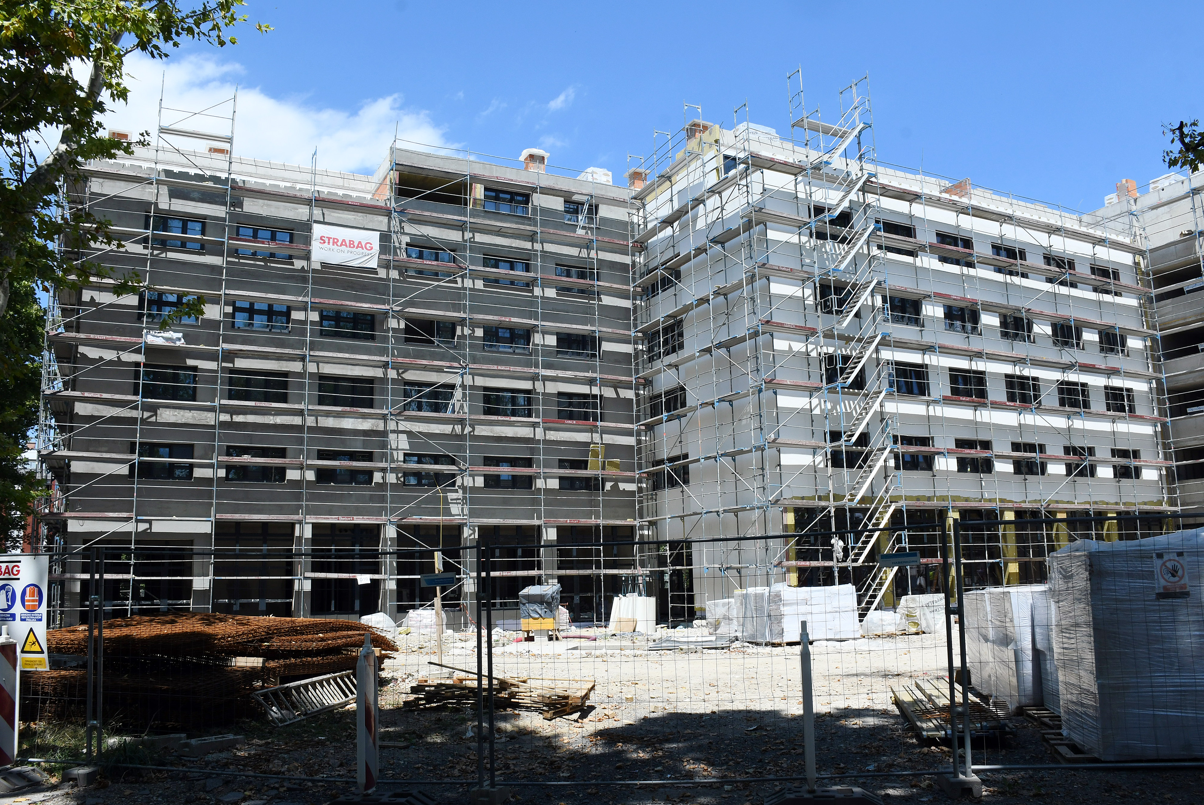 21.07.2025., Sisak - Privode se kraju radovi na izgradnji stambenih zgrada.  Photo: Nikola Cutuk/PIXSELL