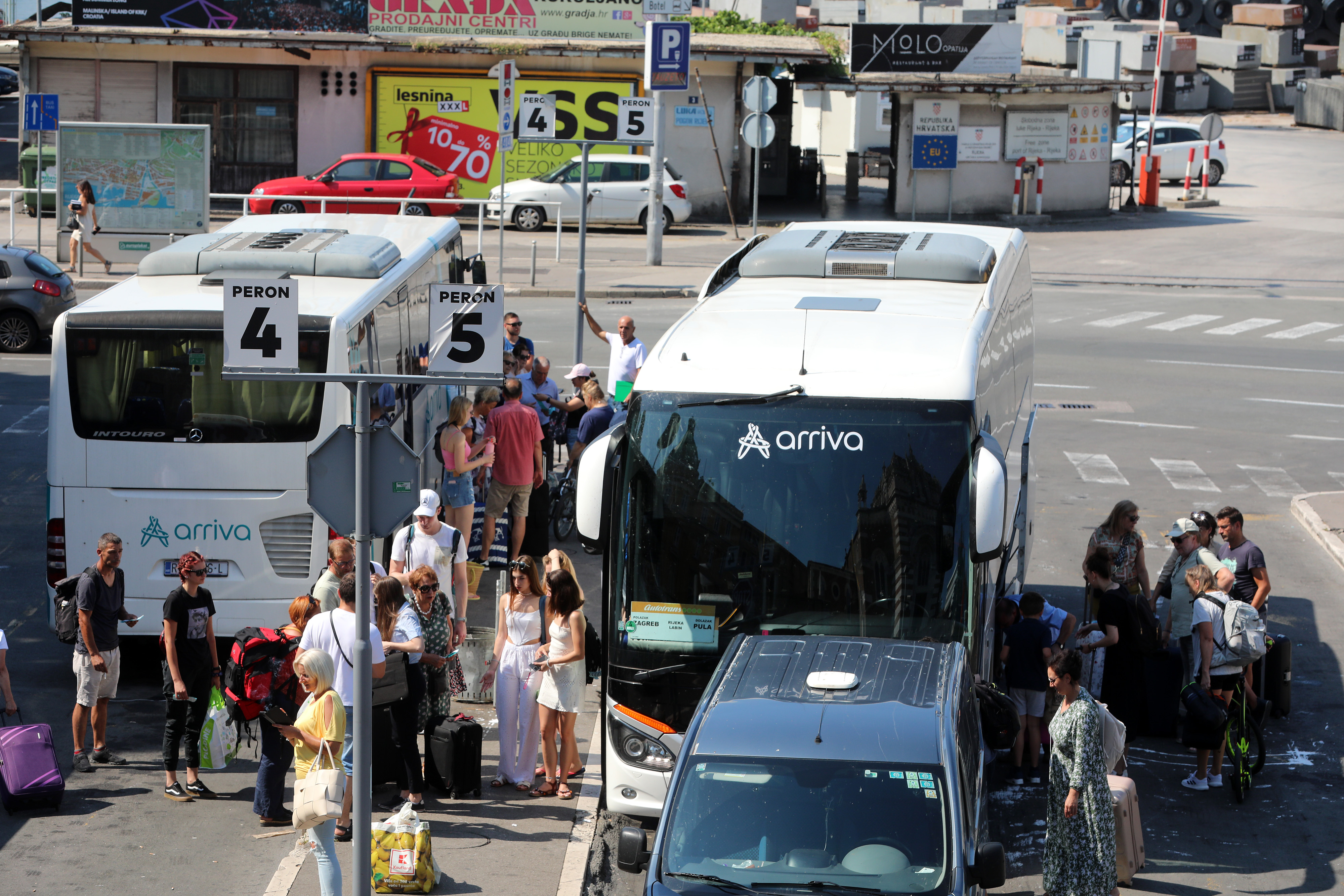 10.07.2023., Rijeka - Autobusni kolodvor na Zabici pun je putnika. Photo: Goran Kovacic/PIXSELL