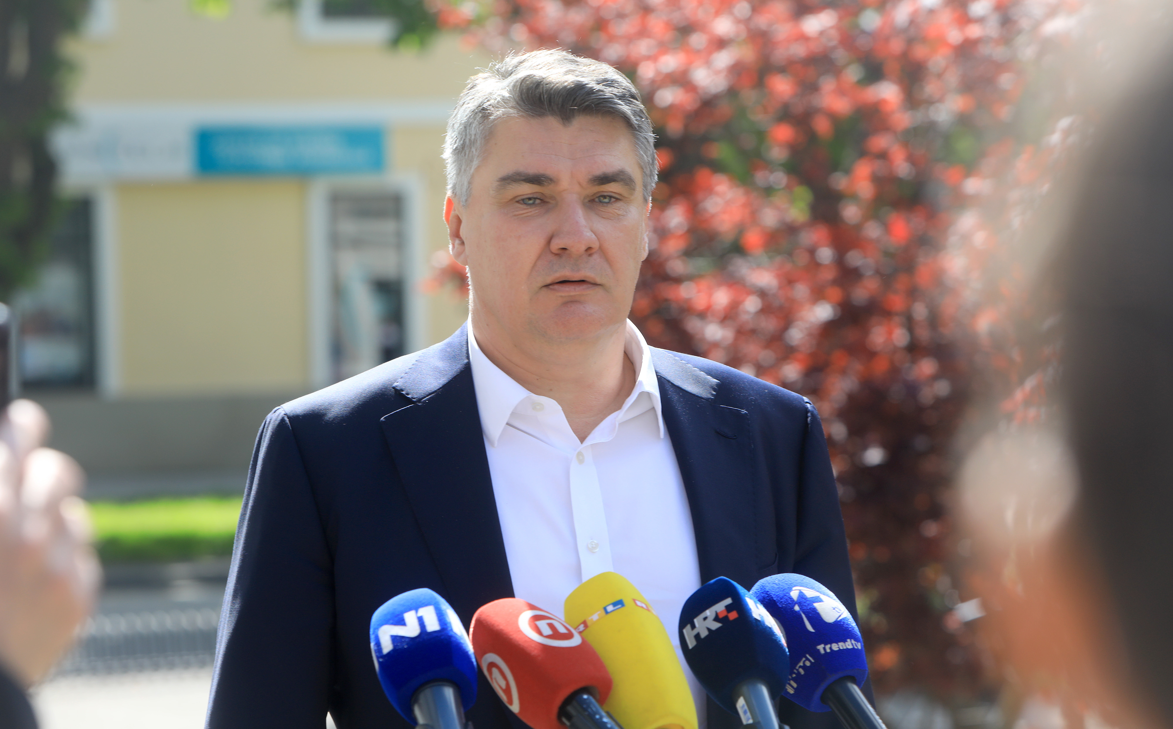 04.05.2021., Ogulin - Predsjednik Zoran Milanovic nakon sluzbene posjete Ogulinu dao izjave za medije i sjeo na kavu.rPhoto: Kristina Stedul Fabac/PIXSELL
