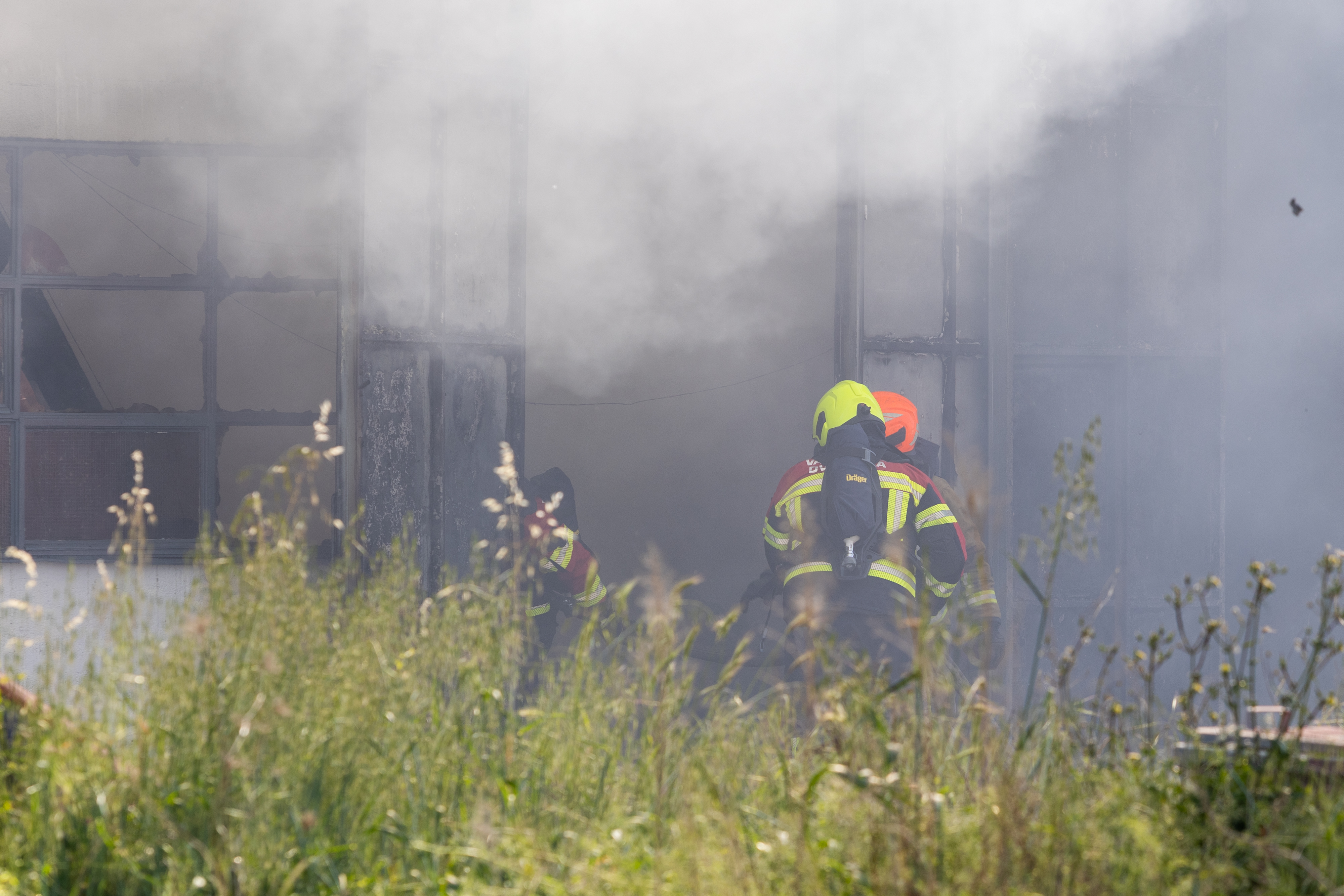 01.05.2026.Pula - Jutros je izbio požar u Industrijskoj zoni u Šijani, u skladištu protupožarnih aparata. Crni oblak dima nadvija se nad cijelim kvartom, čuju se i manje detonacije.  Photo: Srecko Niketic/PIXSELL