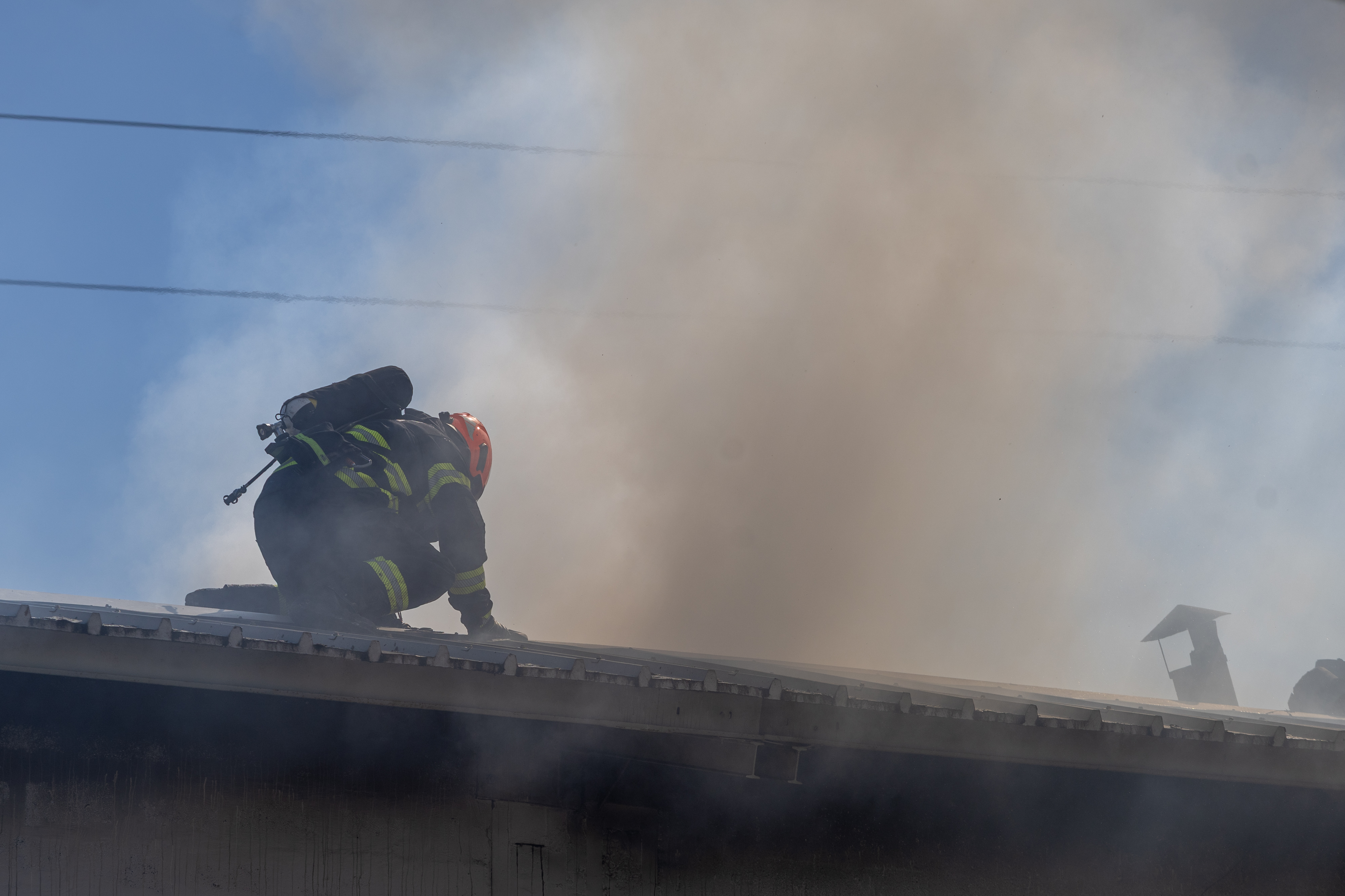 01.05.2026.Pula - Jutros je izbio požar u Industrijskoj zoni u Šijani, u skladištu protupožarnih aparata. Crni oblak dima nadvija se nad cijelim kvartom, čuju se i manje detonacije.  Photo: Srecko Niketic/PIXSELL