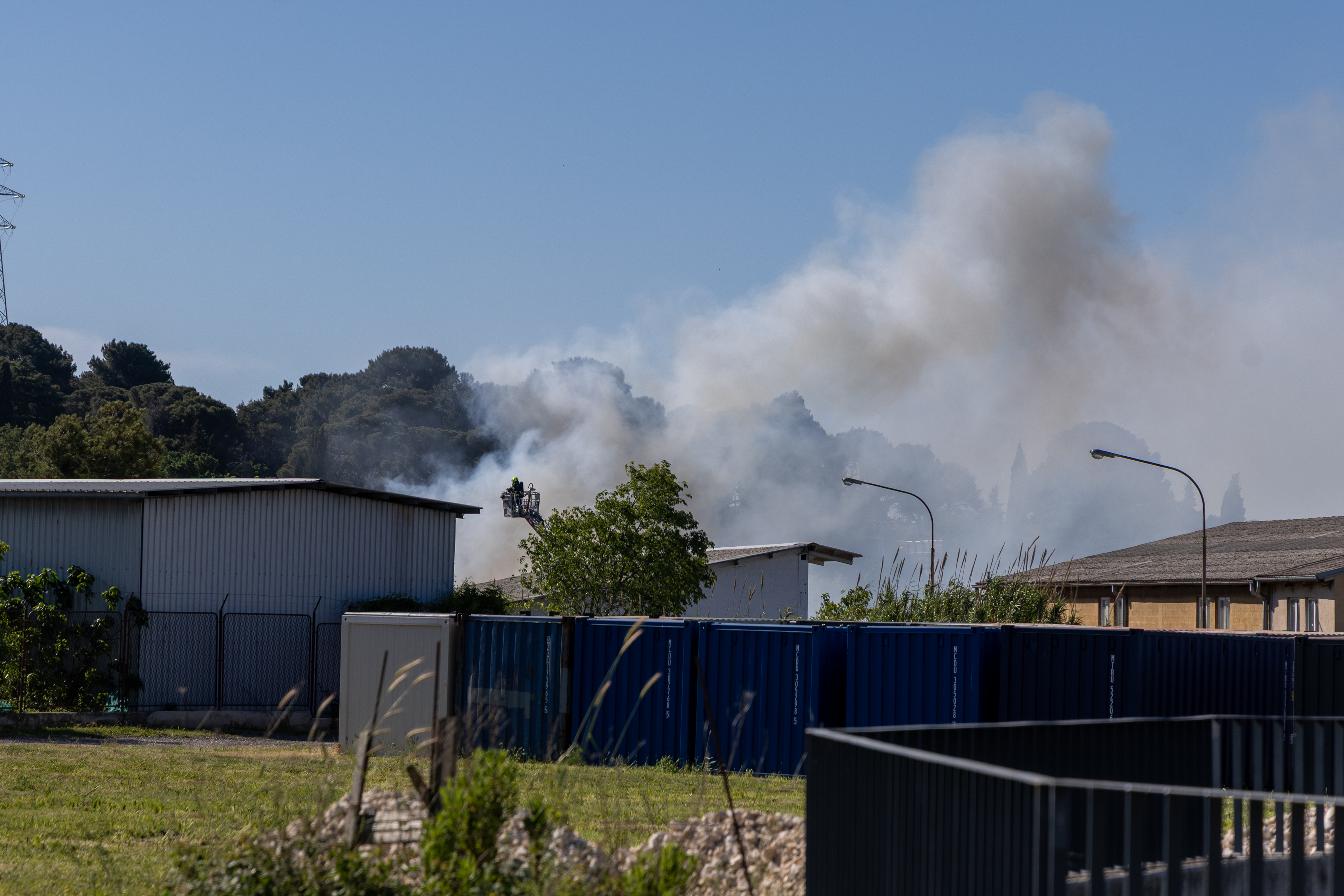 01.05.2026.Pula - Jutros je izbio požar u Industrijskoj zoni u Šijani, u skladištu protupožarnih aparata. Crni oblak dima nadvija se nad cijelim kvartom, čuju se i manje detonacije.  Photo: Srecko Niketic/PIXSELL