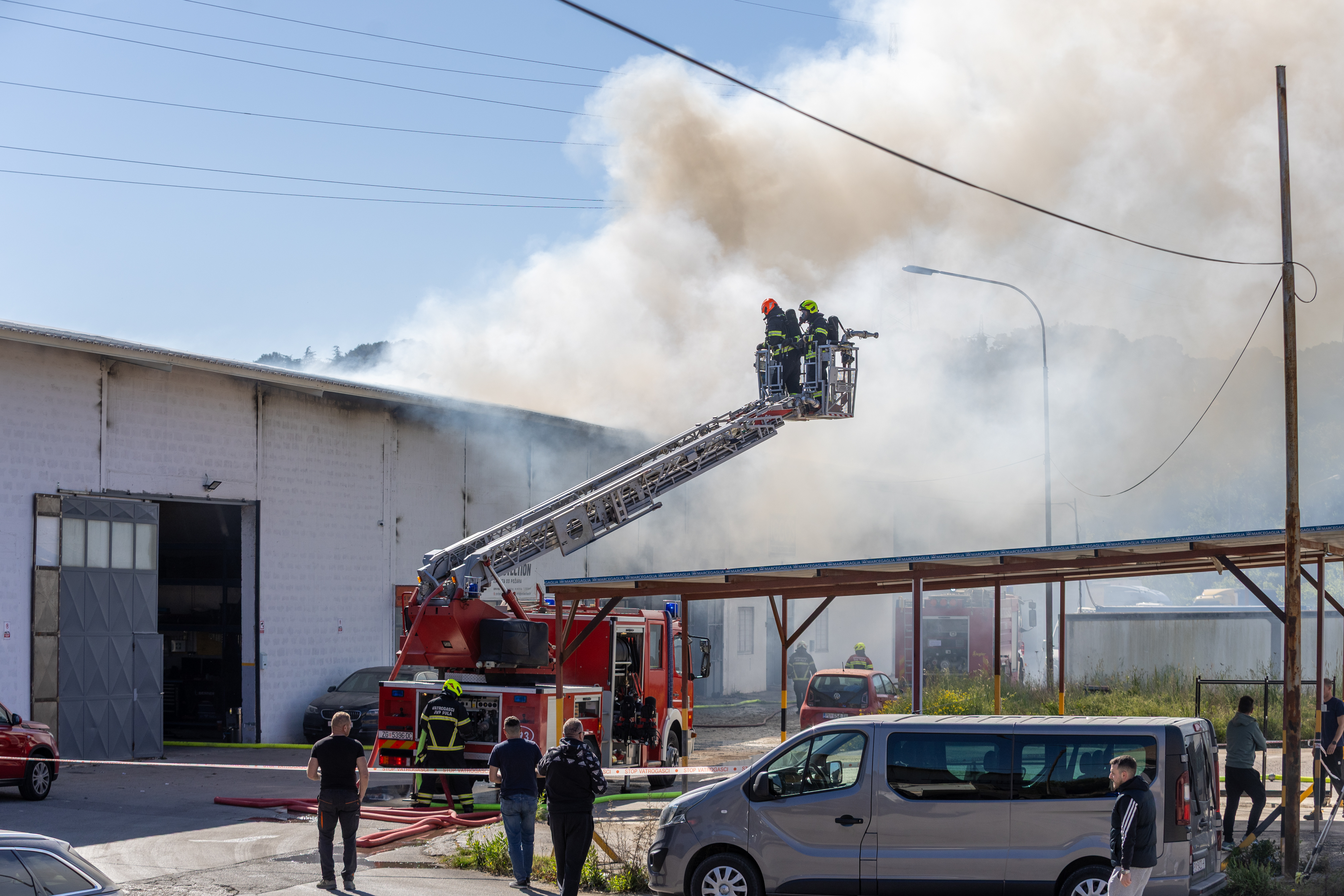 01.05.2026.Pula - Jutros je izbio požar u Industrijskoj zoni u Šijani, u skladištu protupožarnih aparata. Crni oblak dima nadvija se nad cijelim kvartom, čuju se i manje detonacije.  Photo: Srecko Niketic/PIXSELL