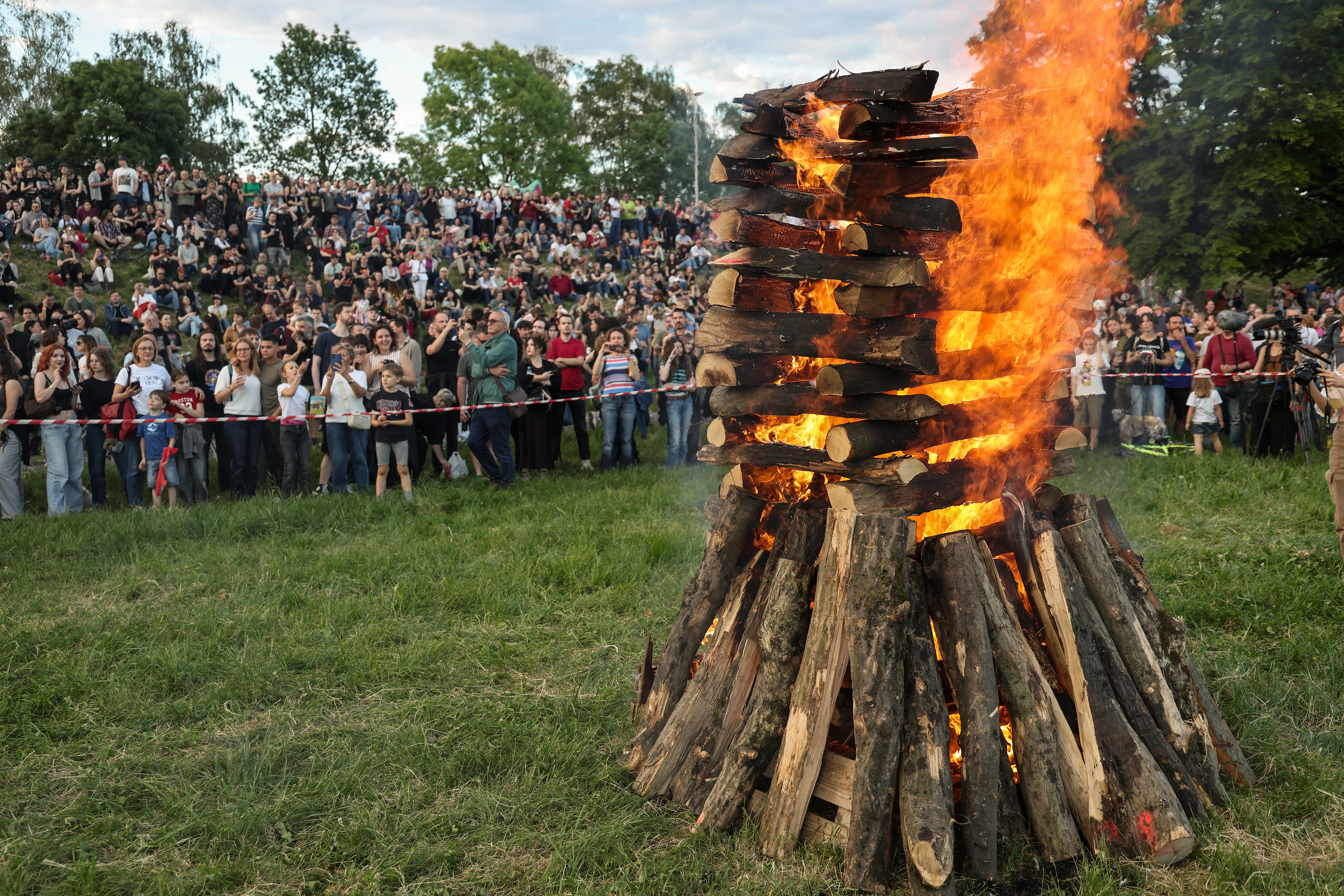 09.05.2026., Zagreb - Na savskom nasipu kod Mosta slobode pocinje ovogodisnja manifestacija Trnjanske kresovi, manifestaciju koja se odrzava povodom Dana oslobođenja Zagreba i Dana pobjede nad fasizmom. Photo: Josip Mikacic/PIXSELL