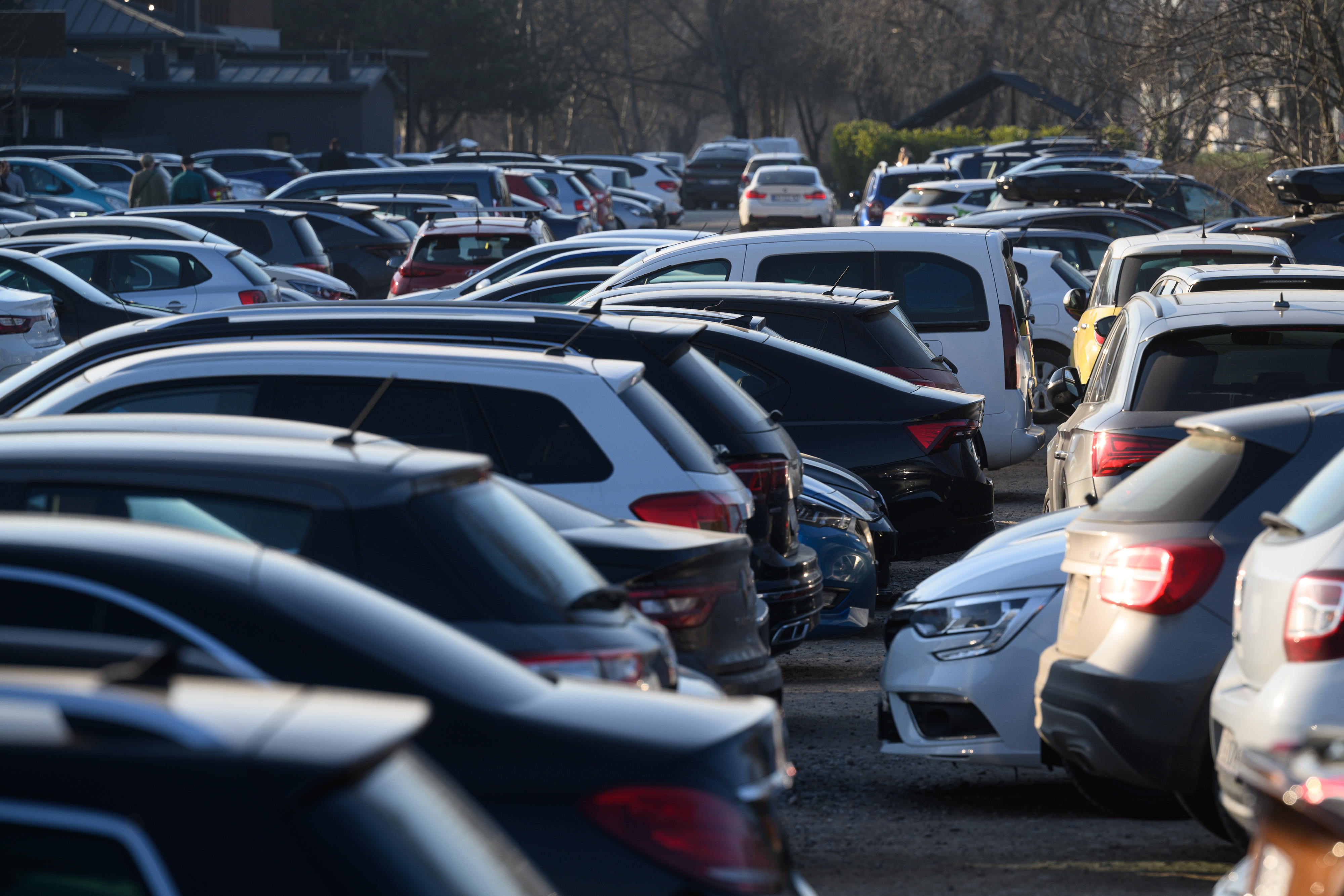 28.02.2026., Zagreb - Sljuncani parking na kraju ulice Hrvatskog sokola danas je bio premali za sve koji su na Jarun dosli automobilom. Photo: Davor Puklavec/PIXSELL