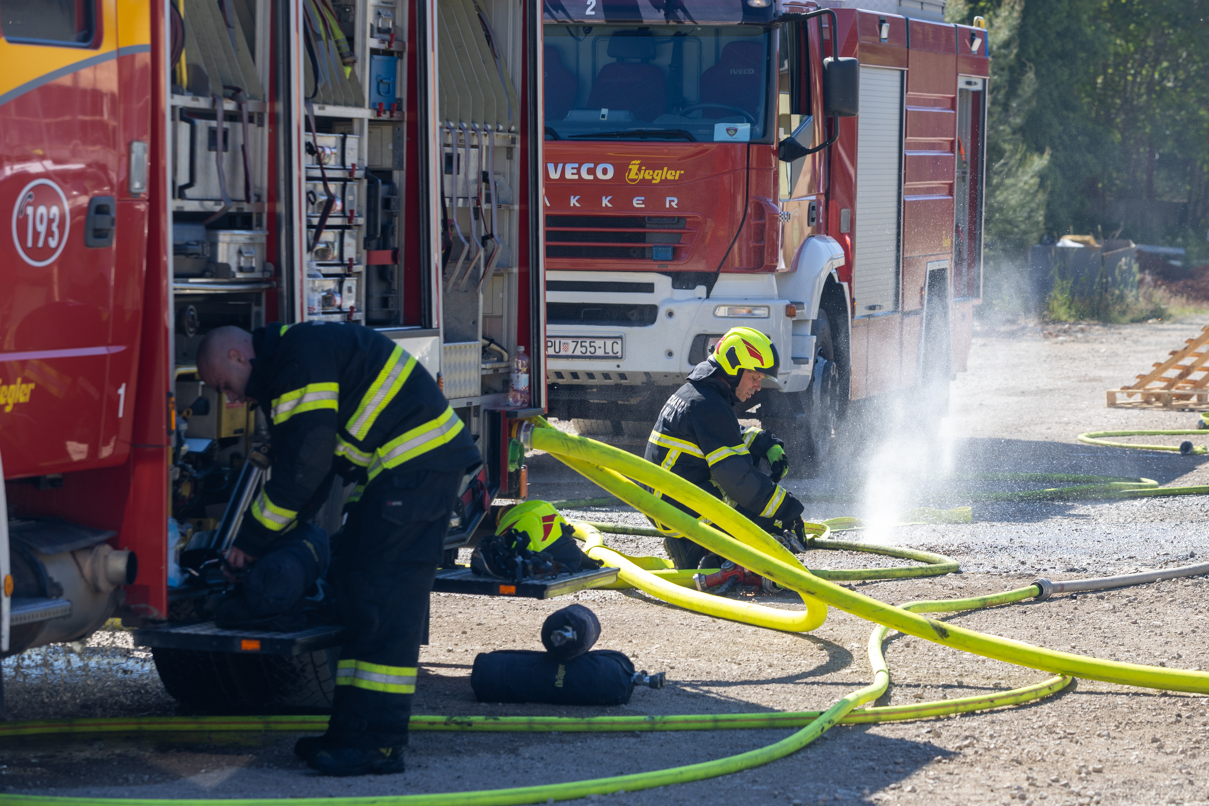 Jutros je izbio požar u Industrijskoj zoni u Šijani, u skladištu protupožarnih aparata. Crni oblak dima nadvija se nad cijelim kvartom, čuju se i manje detonacije.  Photo: Srecko Niketic/PIXSELL