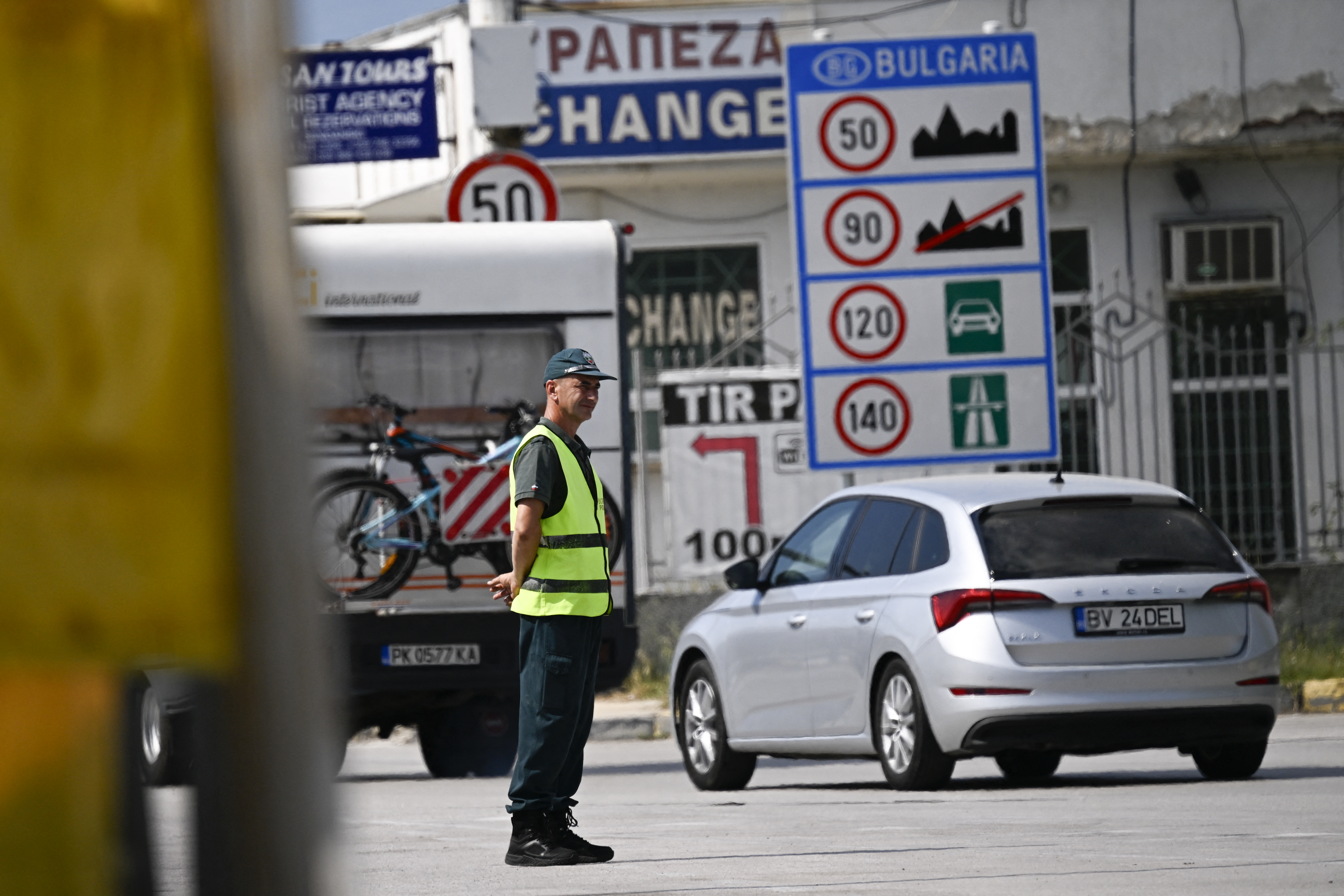 A Bulgarian border police officer stands in the area of Kulata - Promahonas border. (Photo by Nikolay DOYCHINOV / AFP)