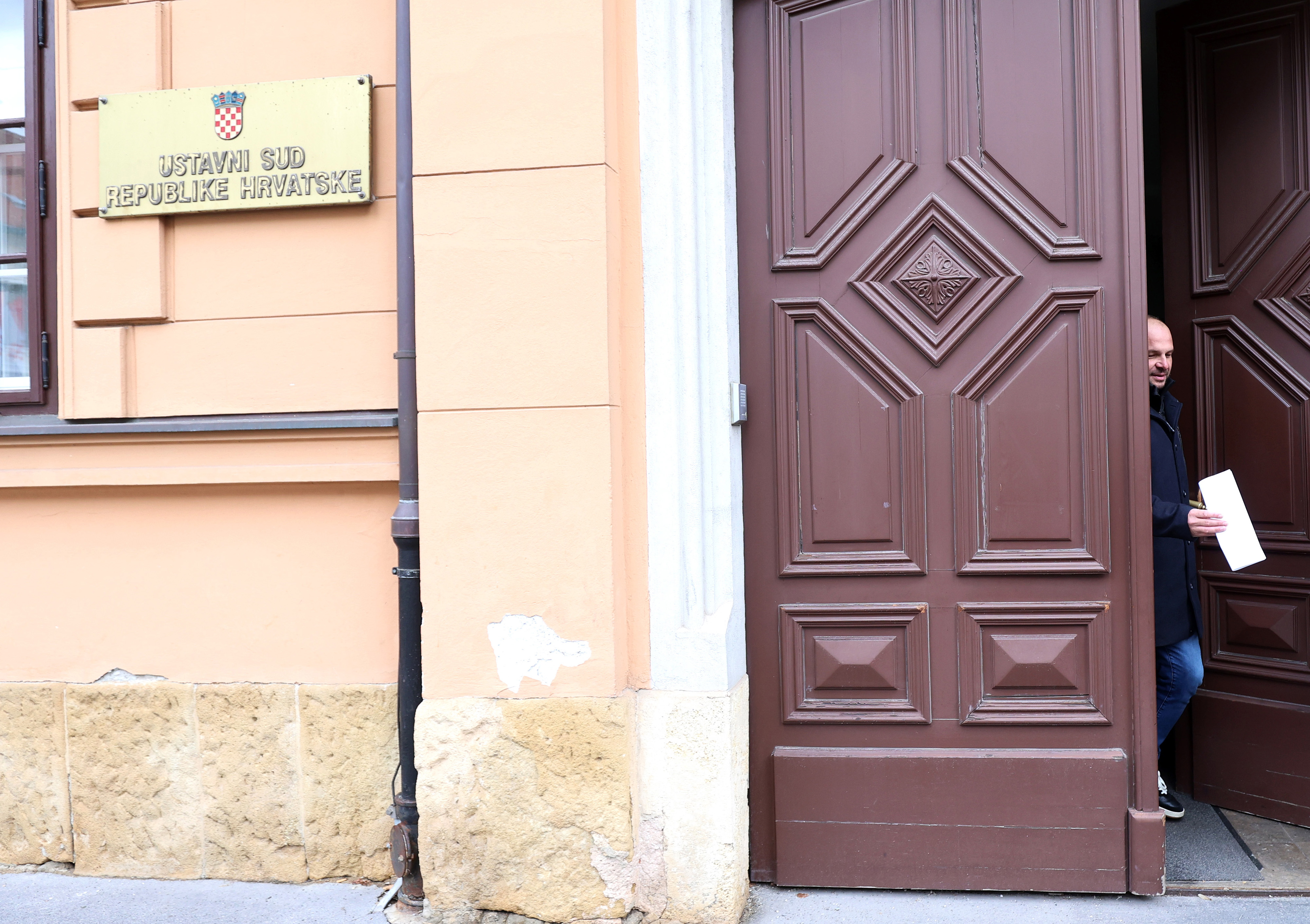 Klubovi zastupnika SDP-a i Mozemo!  podnijeli su zahtjev Ustavnom sudu za ocjenu suglasnosti Zakona o energiji i Zakona o izvlastenju nekretnina i odredjivanju naknade s Ustavom, kojima se omogucuje oduzimanje zemlje malim poljoprivrednicima
