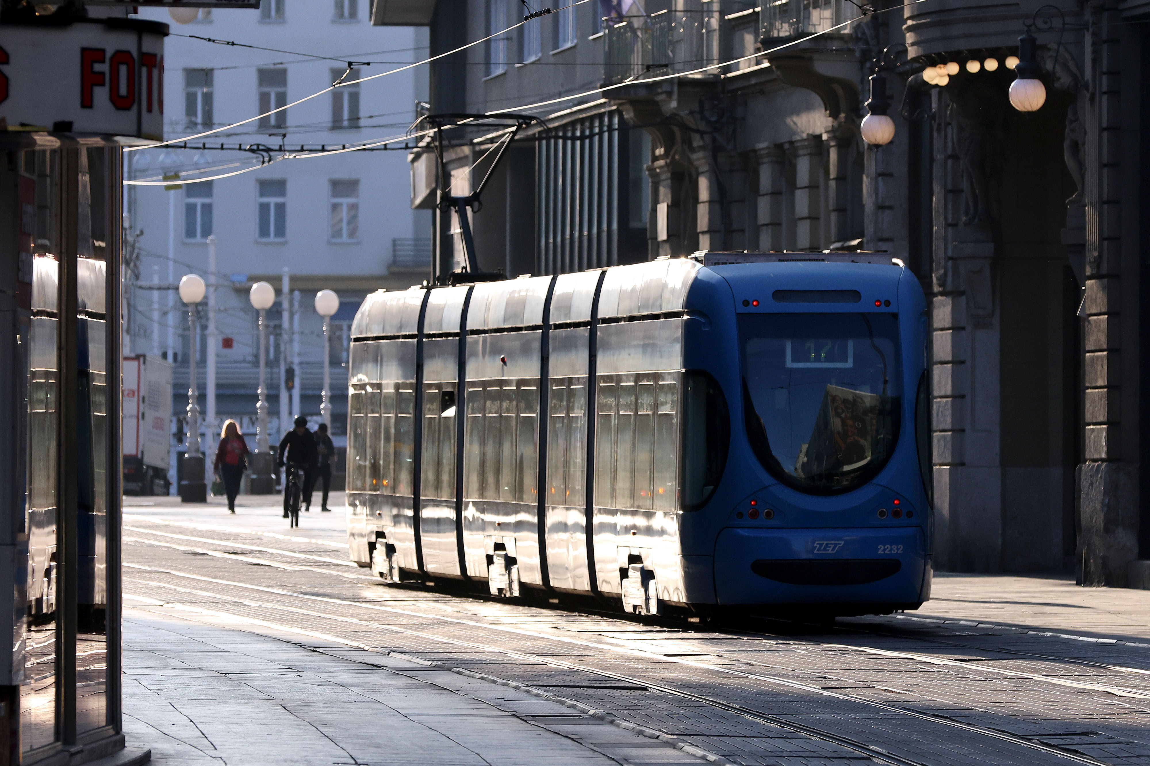 Zbog najavljenog sindikalnog prosvjeda koji ce se odrzati na Trgu bana Josipa Jelacica, u subotu, 18. travnja od 11 sati do zavrsetka prosvjeda bit ce obustavljen tramvajski promet