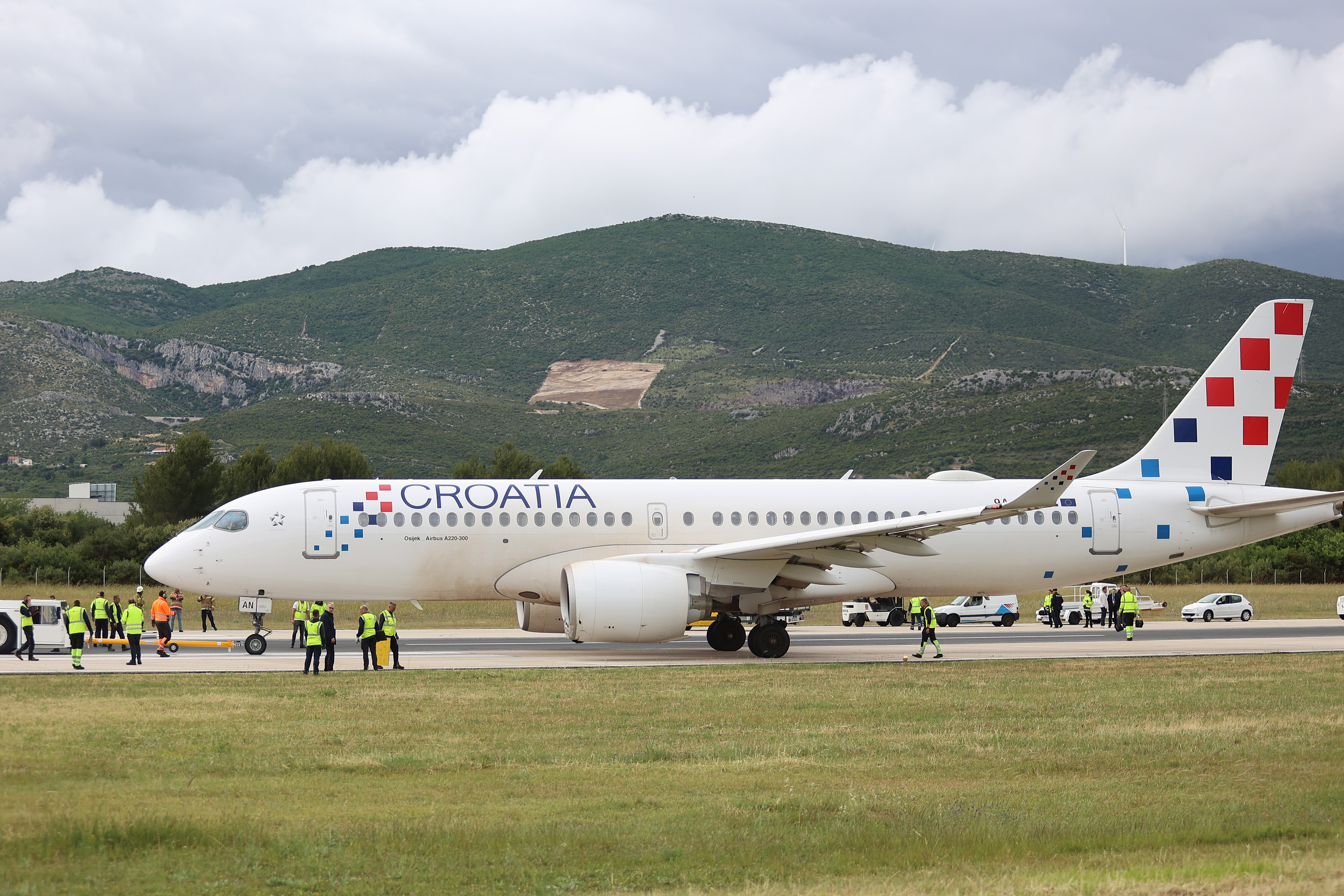 16.05.2026., Split - Na uzletno-sletnoj stazi Zracne luke Split avion Croatia Airlinesa izletio je sa staze prilikom polijetanja.