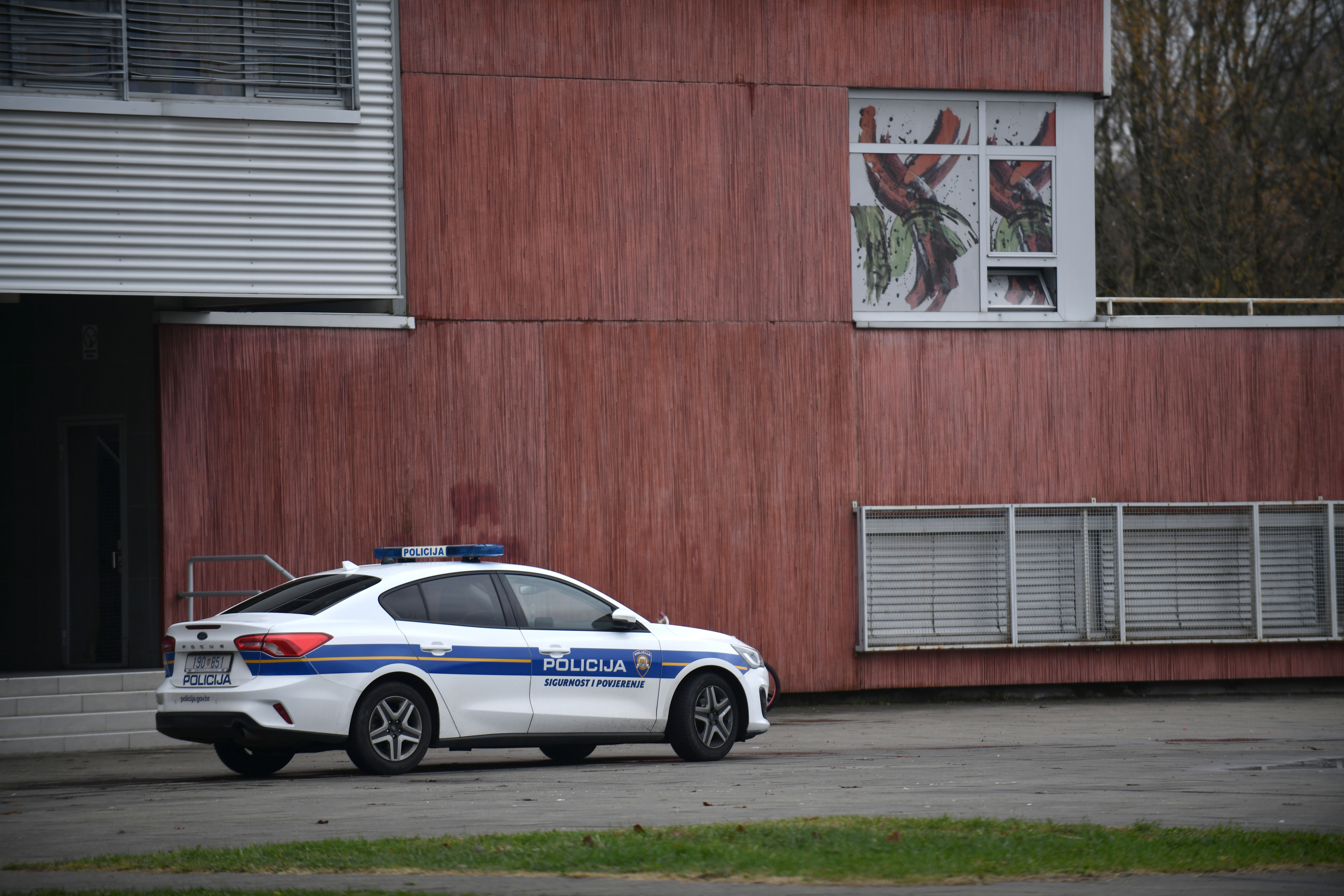 Dojava o bombi u Osnovnoj skoli Jelkovec. Photo: Josip Mikacic/PIXSELL