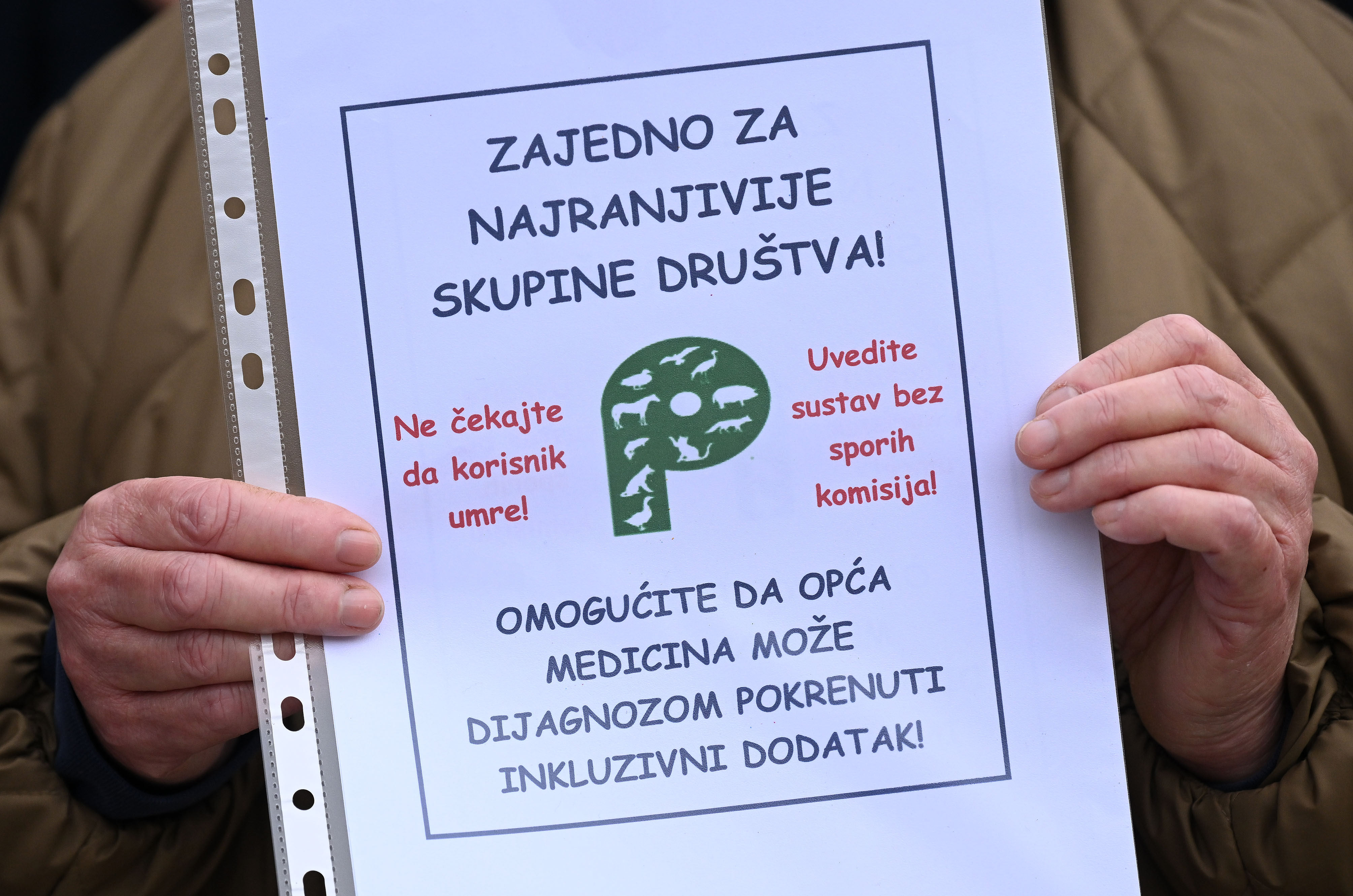 U organizaciji stranke Hocemo pravedno odrzat se prosvjed ponukan trenutnim odnosom vlasti prema umirovljenicima, odlukom Vlade o dodatku od 6 Eura po godini staza radnika, odnosom vlasti prema osobama koje su zatrazile inkluzivni dodatak