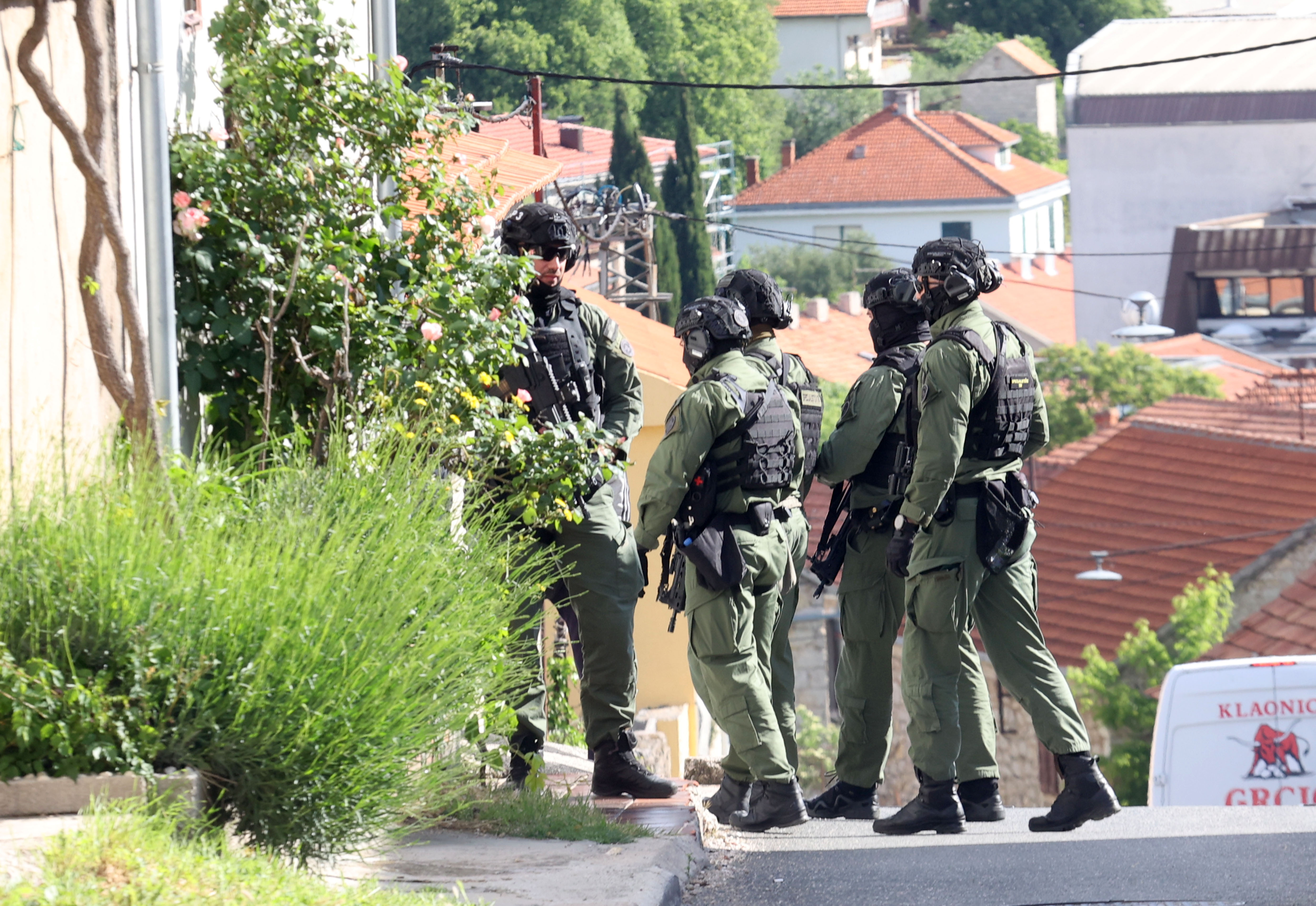Muskarac je pucanjem iz vatrenog oružja u subotu navecer na terasi obiteljske kuce ustrijelio 19-godisnjeg hrvatskog drzavljanina koji je potom od zadobivenih ozljeda preminuo. Photo: Dusko Jaramaz/PIXSELL