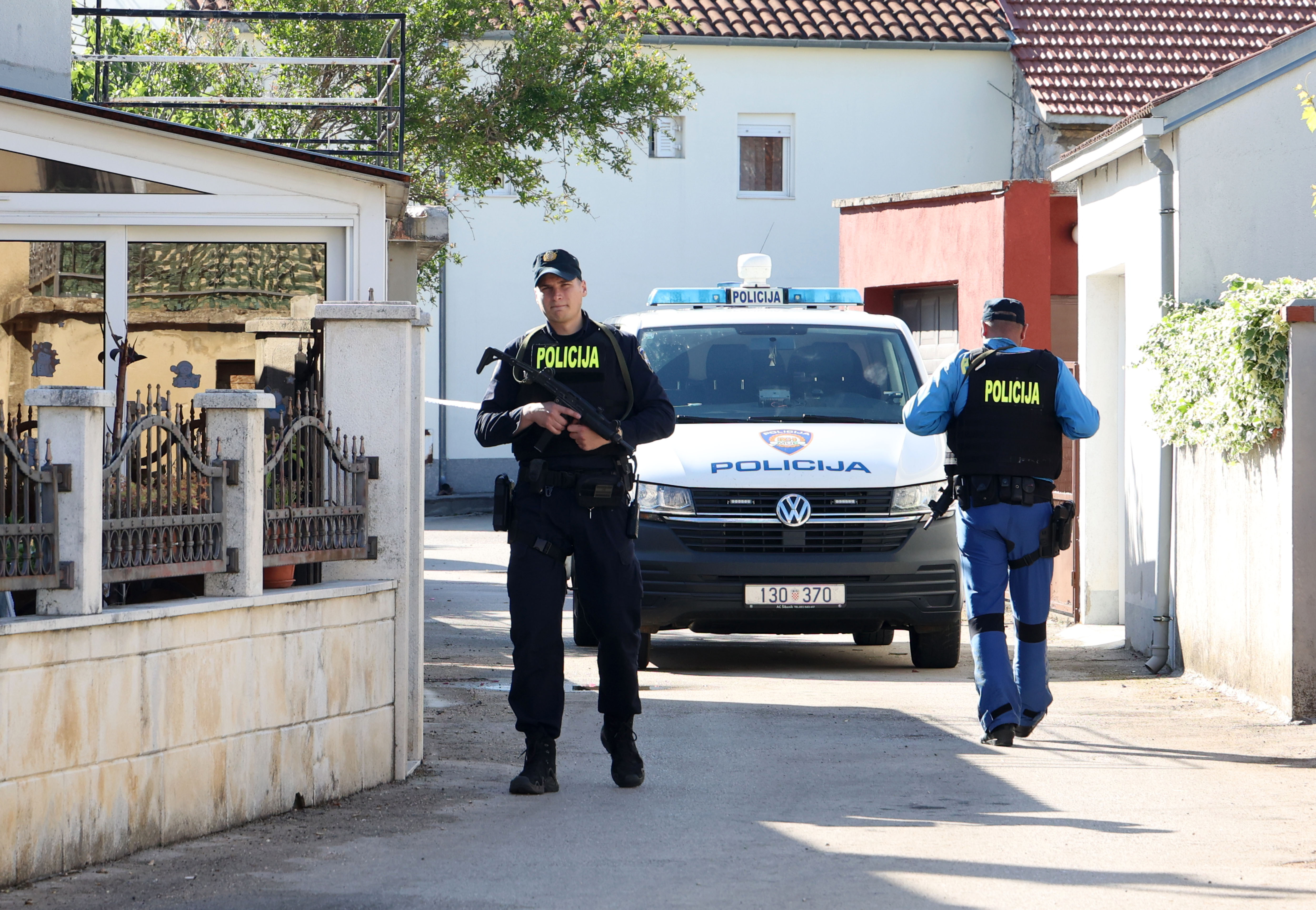 Muškarac je pucanjem iz vatrenog oružja u subotu navečer na terasi obiteljske kuće ustrijelio 19-godišnjeg hrvatskog državljanina.