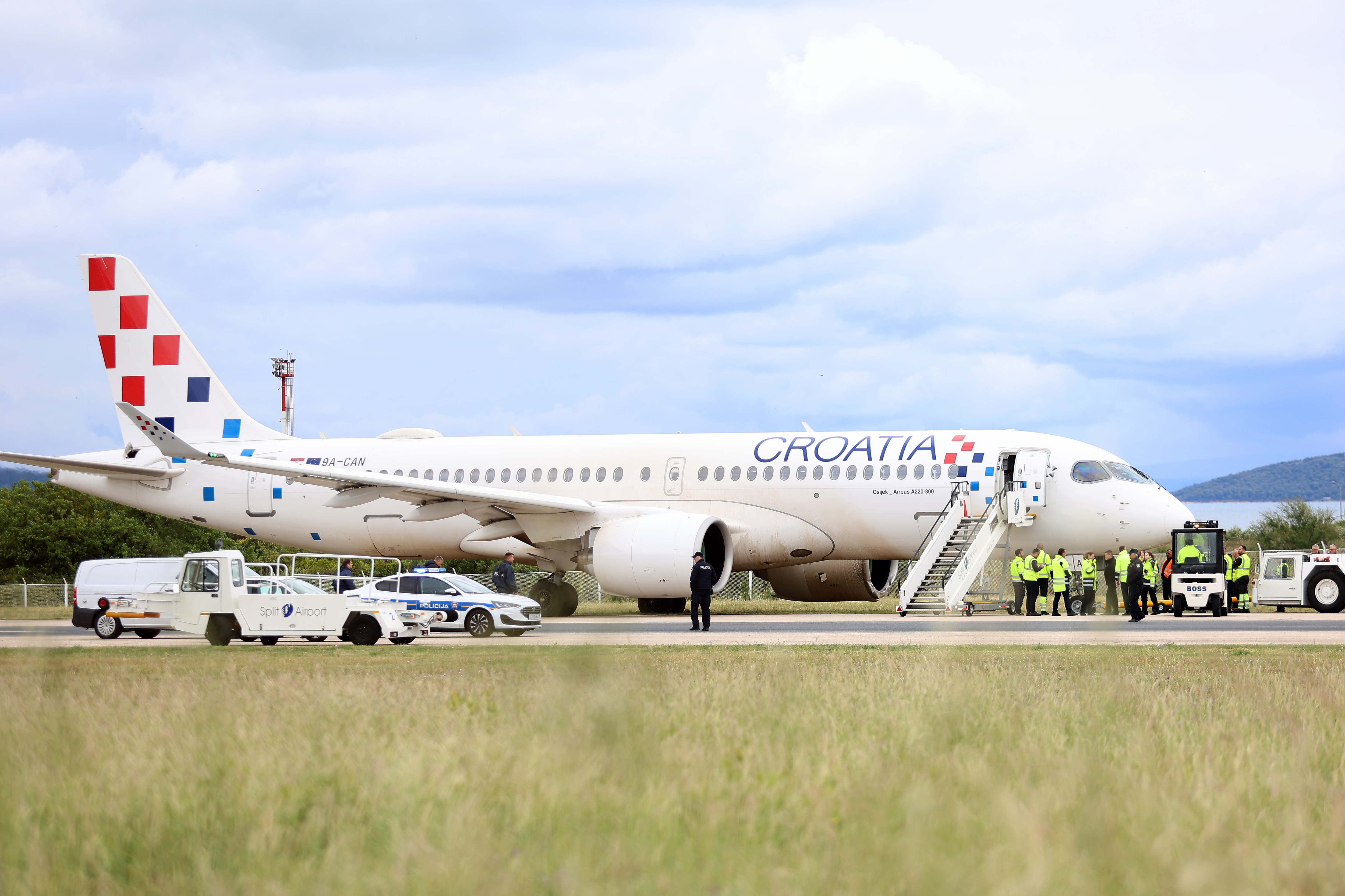 16.05.2026., Split - Na uzletno-sletnoj stazi Zracne luke Split avion Croatia Airlinesa izletio je sa staze prilikom polijetanja. U zrakoplovu se nalazilo 132 putnika i 5 clanova posade te nitko nije ozlijedjen. Photo: Ivana Ivanovic/PIXSELL