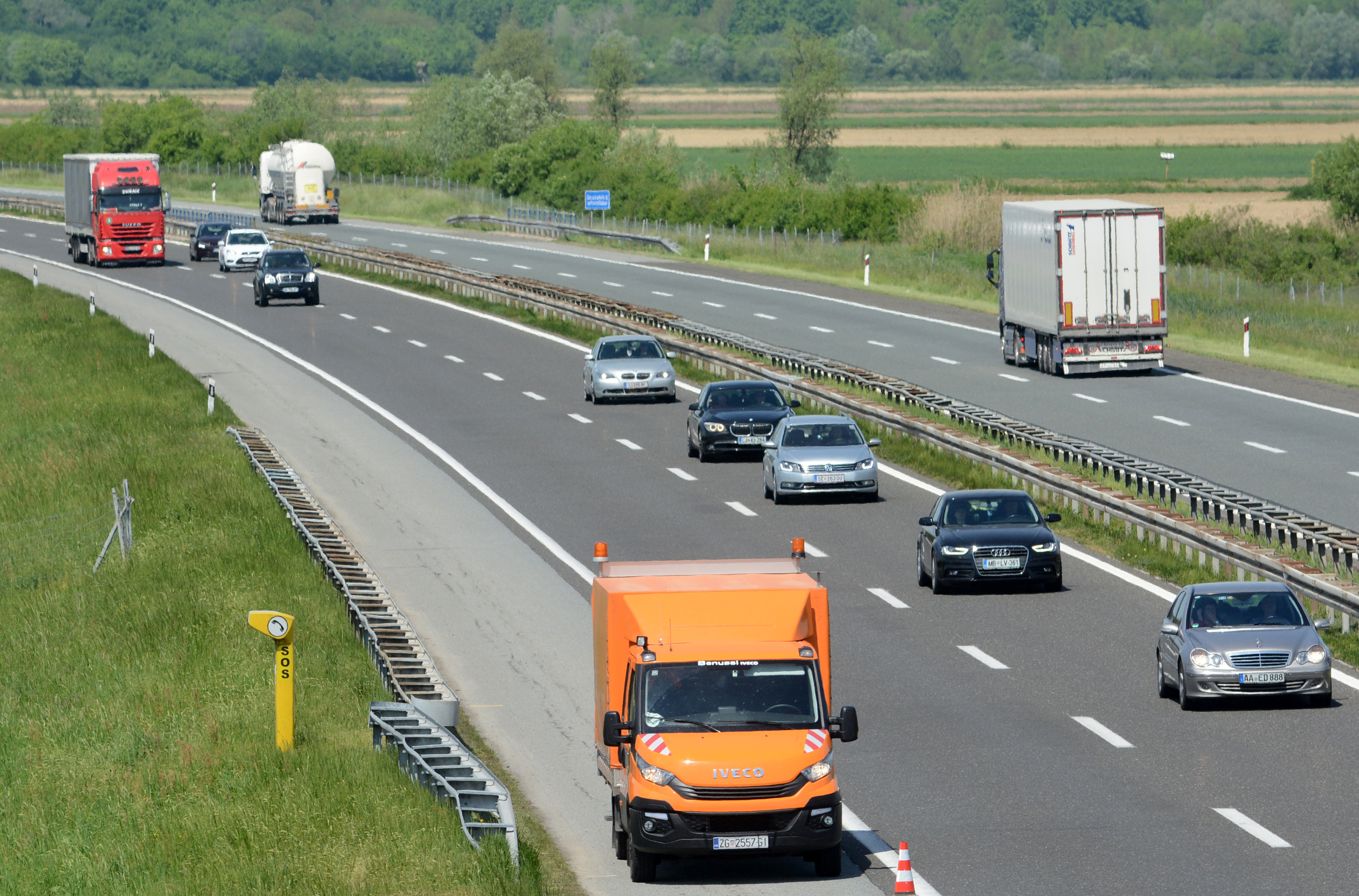 27.04.2018., Popovaca -  U prometnoj nesreci na autocesti A3 izmedju Popovace i Kutine uslijed slijetanja vozila s ceste, jedna osoba je poginula, a dvije su ozlijedjene, te prevezene u sisacku Opcu bolnicu. Photo: Nikola Cutuk/PIXSELL