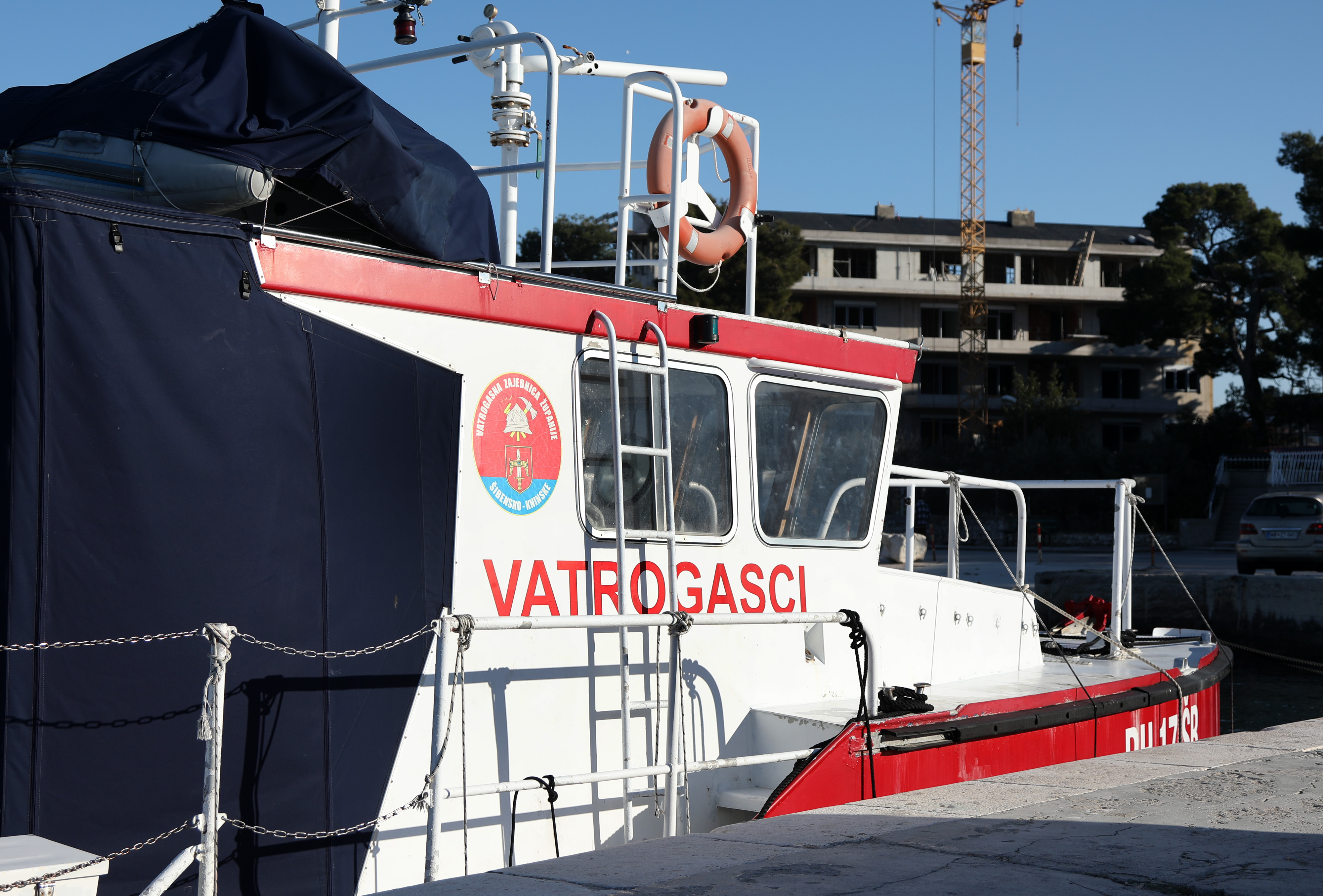 Vatrogasni brod zimuje privezan u luci. Photo: Dusko Jaramaz/PIXSELL